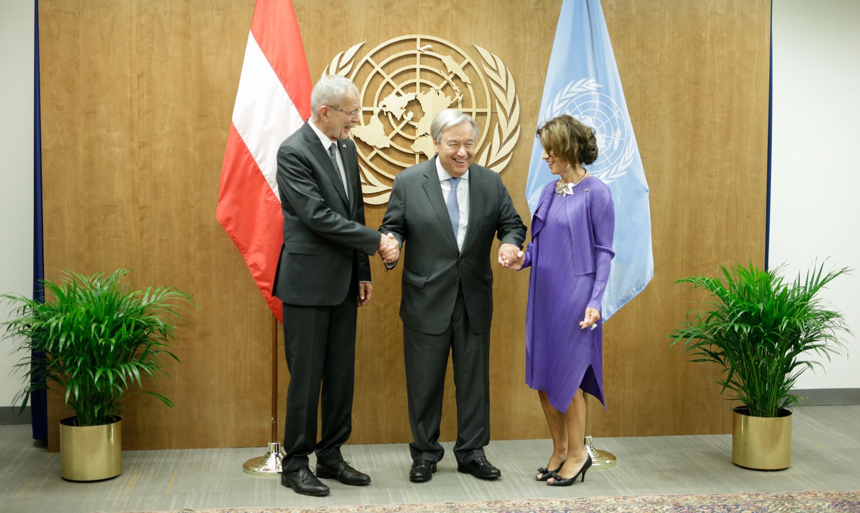 Am 22. September 2019 setzte Bundeskanzlerin Brigitte Bierlein (r.) anl&auml;sslich der UN-Generalversammlung nach New York fort. Im Bild mit Bundespr&auml;sident Alexander Van der Bellen (l.) bei dem Generalsekret&auml;r der Vereinten Nationen Ant&oacute;nio Guterres (m.).