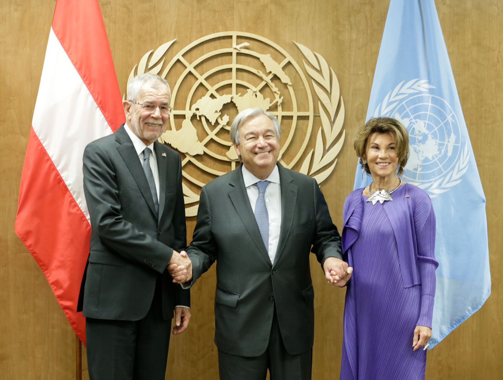 Am 22. September 2019 setzte Bundeskanzlerin Brigitte Bierlein (r.) anl&auml;sslich der UN-Generalversammlung nach New York fort. Im Bild mit Bundespr&auml;sident Alexander Van der Bellen (l.) bei dem Generalsekret&auml;r der Vereinten Nationen Ant&oacute;nio Guterres (m.).
