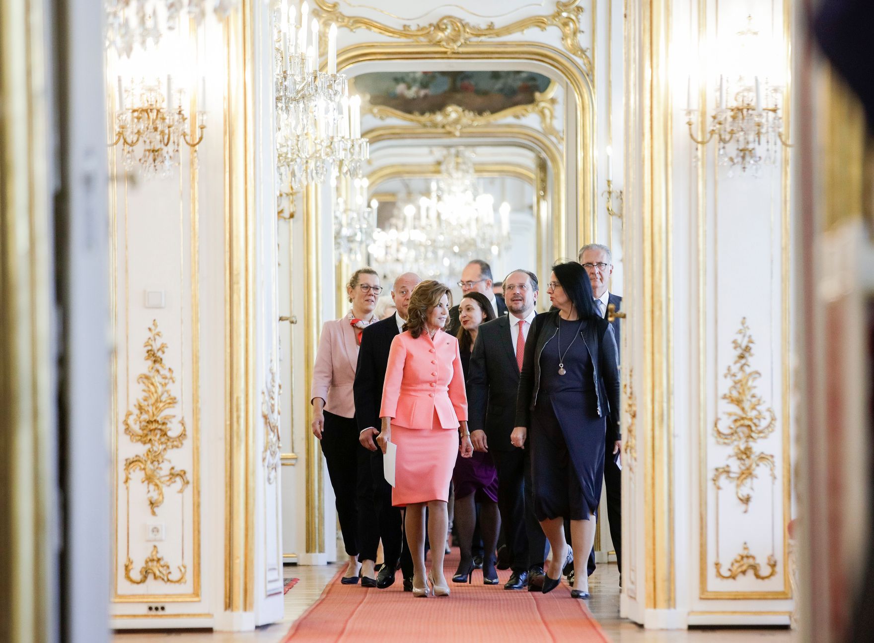 Am 01. Oktober 2019 nahm Bundespr&auml;sident Alexander Van der Bellen den R&uuml;cktritt der &ouml;sterreichischen Bundesregierung an. Im Anschluss betraute er diese mit der Fortf&uuml;hrung der Amtsgesch&auml;fte bis zur Bildung einer neuen Bundesregierung.