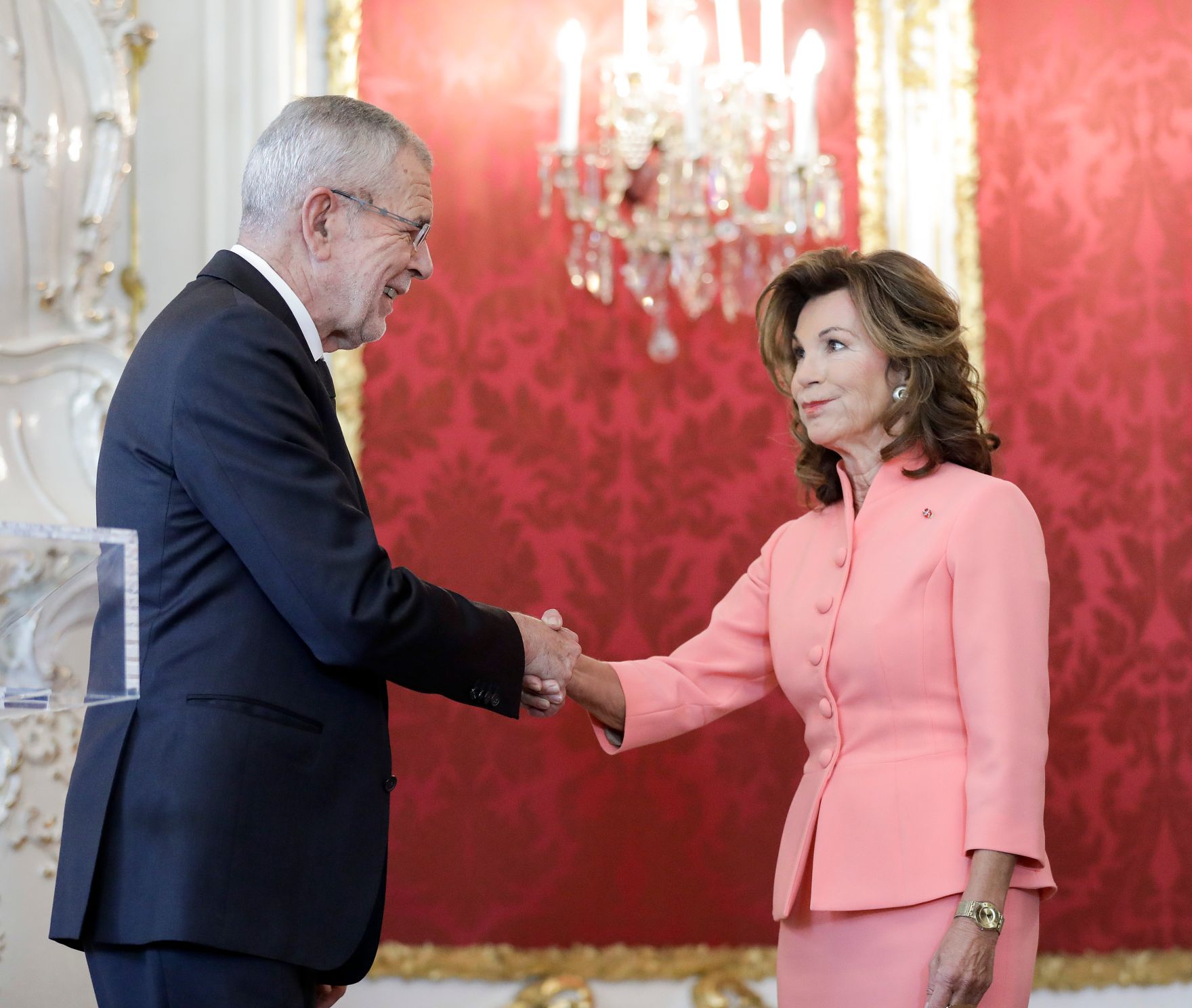 Am 01. Oktober 2019 nahm Bundespr&auml;sident Alexander Van der Bellen den R&uuml;cktritt der &ouml;sterreichischen Bundesregierung an. Im Anschluss betraute er diese mit der Fortf&uuml;hrung der Amtsgesch&auml;fte bis zur Bildung einer neuen Bundesregierung. Im Bild Bundeskanzlerin Bierlein (r.) mit Bundespr&auml;sident Alexander Van der Bellen (l.).