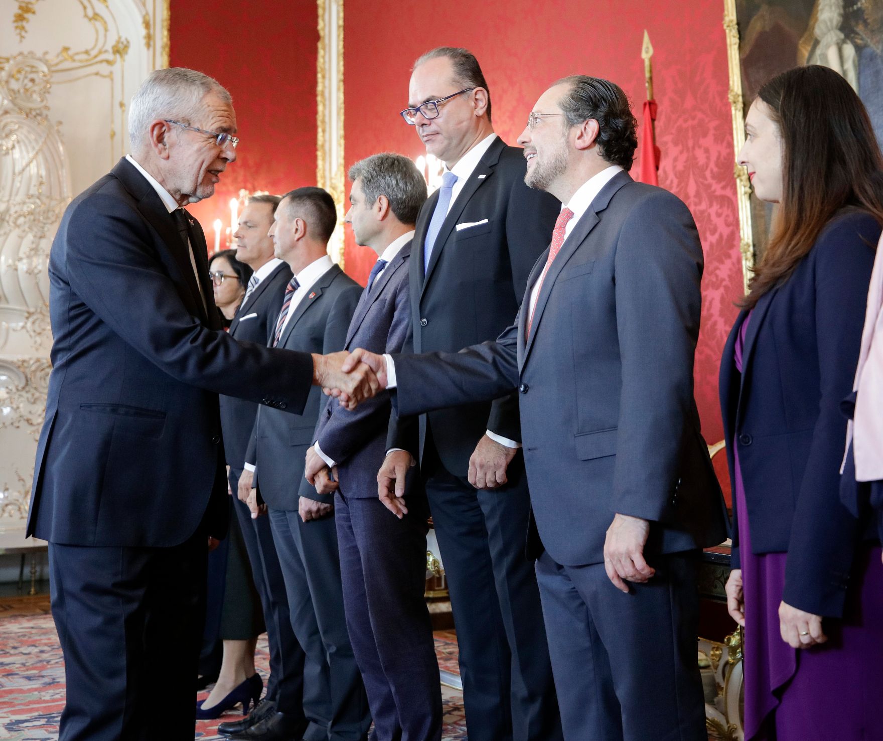 Am 01. Oktober 2019 nahm Bundespr&auml;sident Alexander Van der Bellen den R&uuml;cktritt der &ouml;sterreichischen Bundesregierung an. Im Anschluss betraute er diese mit der Fortf&uuml;hrung der Amtsgesch&auml;fte bis zur Bildung einer neuen Bundesregierung. Im Bild Bundesminister Alexander Schallenberg (r.) mit Bundespr&auml;sident Alexander Van der Bellen (l.).