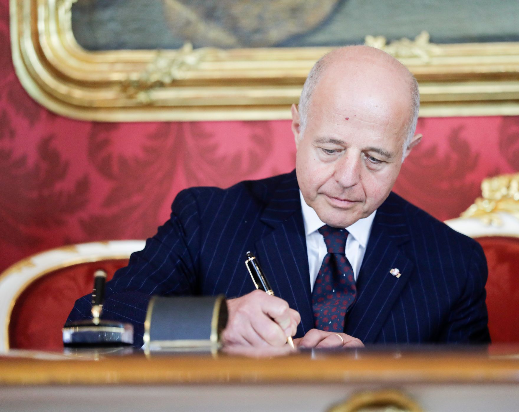 Am 01. Oktober 2019 nahm Bundespr&auml;sident Alexander Van der Bellen den R&uuml;cktritt der &ouml;sterreichischen Bundesregierung an. Im Anschluss betraute er diese mit der Fortf&uuml;hrung der Amtsgesch&auml;fte bis zur Bildung einer neuen Bundesregierung. Im Bild Vizekanzler Clemens Jabloner.