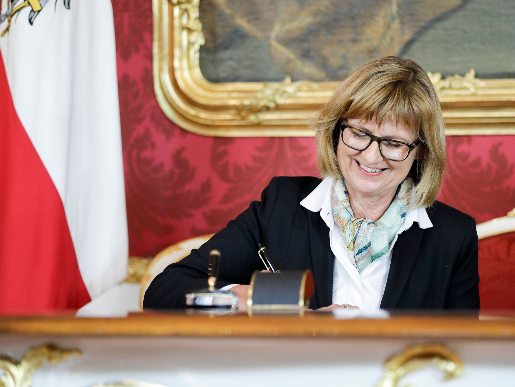 Am 01. Oktober 2019 nahm Bundespr&auml;sident Alexander Van der Bellen den R&uuml;cktritt der &ouml;sterreichischen Bundesregierung an. Im Anschluss betraute er diese mit der Fortf&uuml;hrung der Amtsgesch&auml;fte bis zur Bildung einer neuen Bundesregierung. Im Bild Bundesministerin Maria Patek.