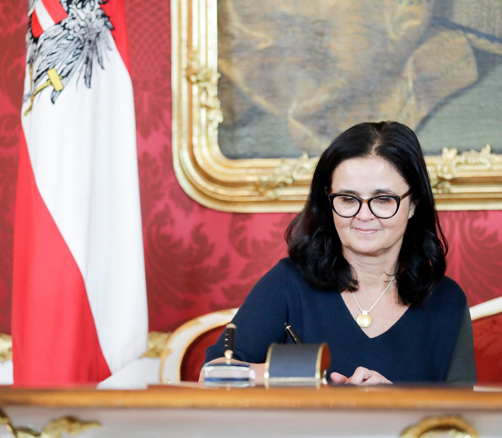 Am 01. Oktober 2019 nahm Bundespr&auml;sident Alexander Van der Bellen den R&uuml;cktritt der &ouml;sterreichischen Bundesregierung an. Im Anschluss betraute er diese mit der Fortf&uuml;hrung der Amtsgesch&auml;fte bis zur Bildung einer neuen Bundesregierung. Im Bild Bundesministerin Brigitte Zarfl.