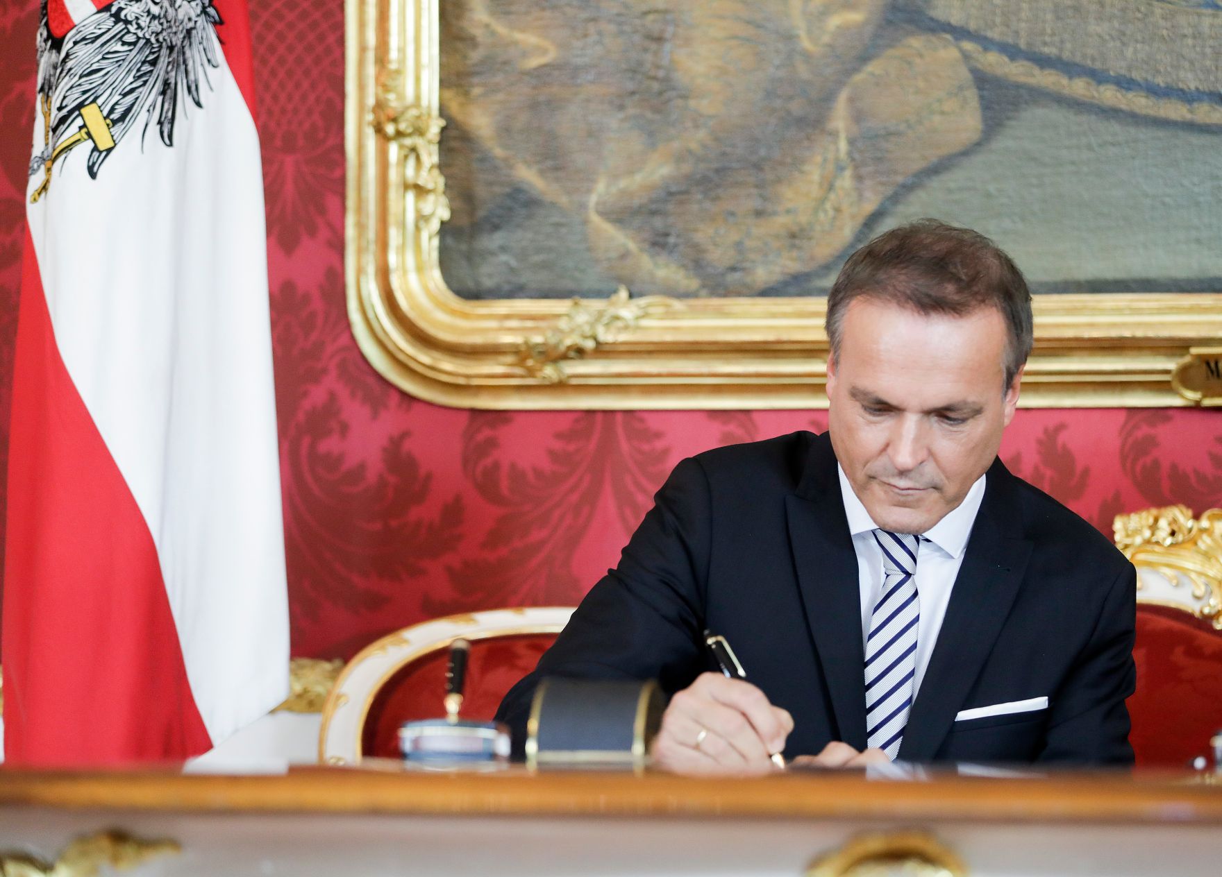 Am 01. Oktober 2019 nahm Bundespr&auml;sident Alexander Van der Bellen den R&uuml;cktritt der &ouml;sterreichischen Bundesregierung an. Im Anschluss betraute er diese mit der Fortf&uuml;hrung der Amtsgesch&auml;fte bis zur Bildung einer neuen Bundesregierung. Im Bild Bundesminister Eduard M&uuml;ller.