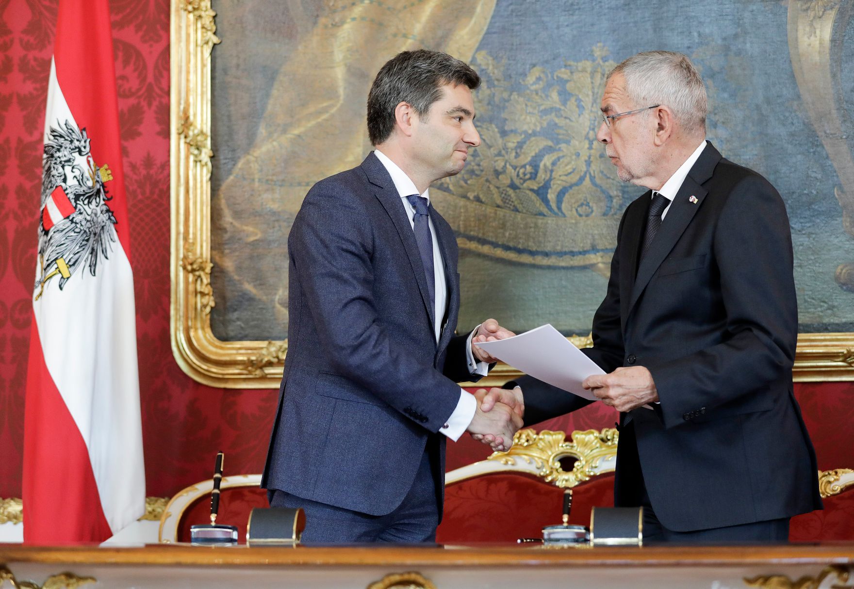 Am 01. Oktober 2019 nahm Bundespr&auml;sident Alexander Van der Bellen den R&uuml;cktritt der &ouml;sterreichischen Bundesregierung an. Im Anschluss betraute er diese mit der Fortf&uuml;hrung der Amtsgesch&auml;fte bis zur Bildung einer neuen Bundesregierung. Im Bild Bundesminister Wolfgang Peschorn (l.) mit Bundespr&auml;sident Alexander Van der Bellen (r.).