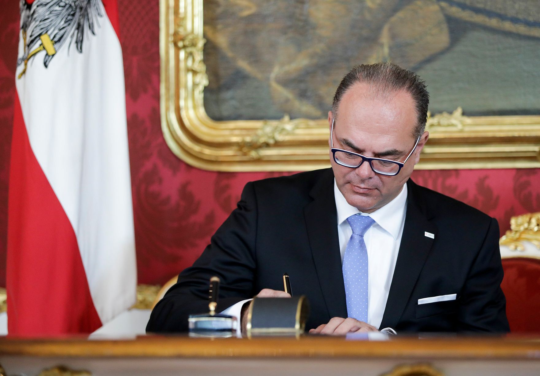 Am 01. Oktober 2019 nahm Bundespr&auml;sident Alexander Van der Bellen den R&uuml;cktritt der &ouml;sterreichischen Bundesregierung an. Im Anschluss betraute er diese mit der Fortf&uuml;hrung der Amtsgesch&auml;fte bis zur Bildung einer neuen Bundesregierung. Im Bild Bundesminister Andreas Reichhardt.