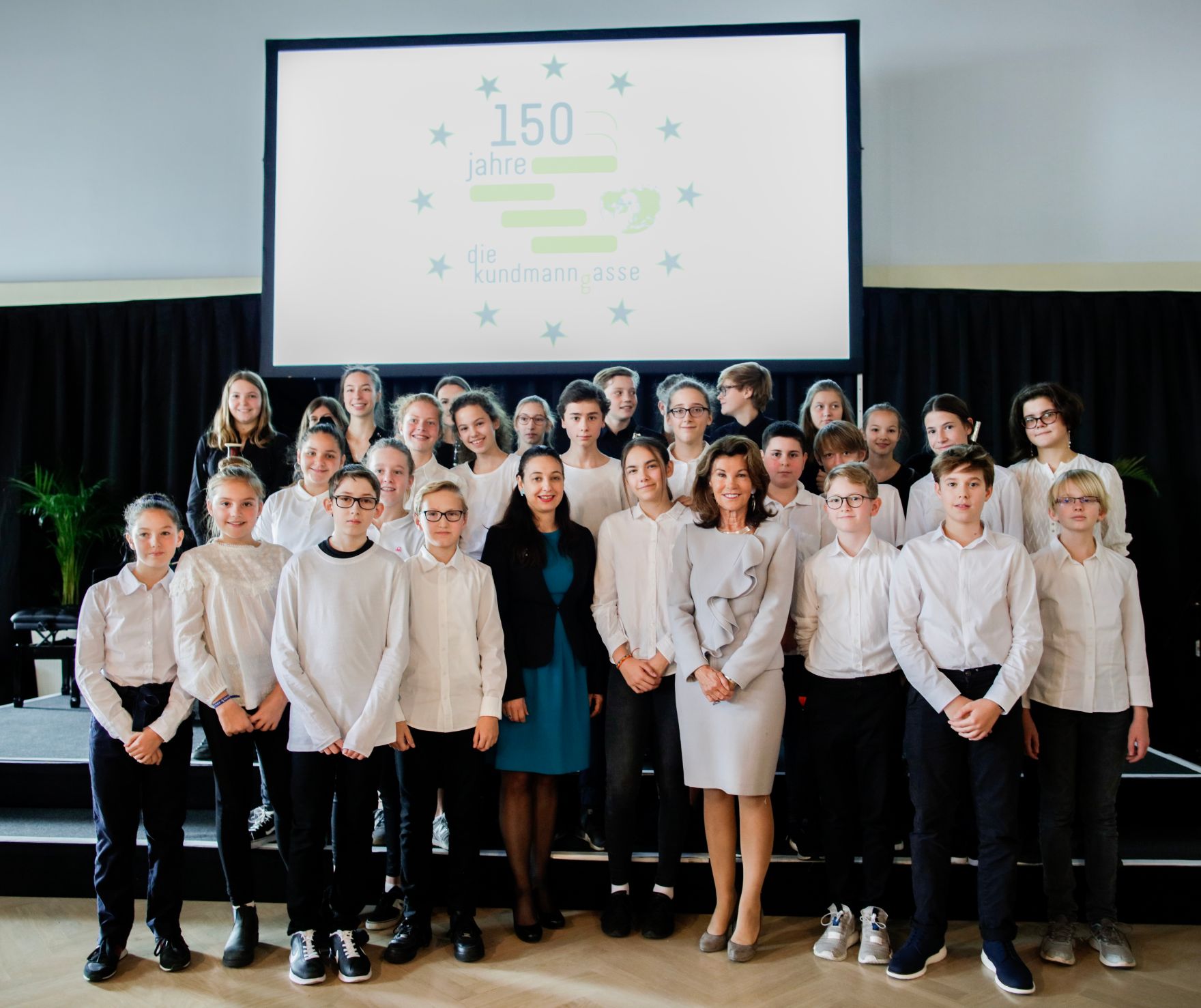 Am 11. Oktober 2019 er&ouml;ffnete Bundeskanzlerin Brigitte Bierlein, selbst ehemalige Sch&uuml;lerin und Absolventin, den Festakt anl&auml;sslich des 150-Jahr-Jubil&auml;ums des Bundesgymnasiums und des Bundesrealgymnasiums Kundmanngasse in Wien. Frauen-, Familien- und Jugendministerin Ines Stilling erinnerte in der anschlie&szlig;enden Festrede an das Gr&uuml;ndungsjahr der Schule im Jahr 1869, in dem der Schulbesuch f&uuml;r M&auml;dchen verpflichtend eingef&uuml;hrt wurde. Am heutigen Internationalen Tag der M&auml;dchenrechte sei es &ndash; zumindest in &Ouml;sterreich &ndash; selbstverst&auml;ndlich, dass M&auml;dchen in die Schule gehen und ihr Recht auf Bildung und Ausbildung selbstbestimmt leben.