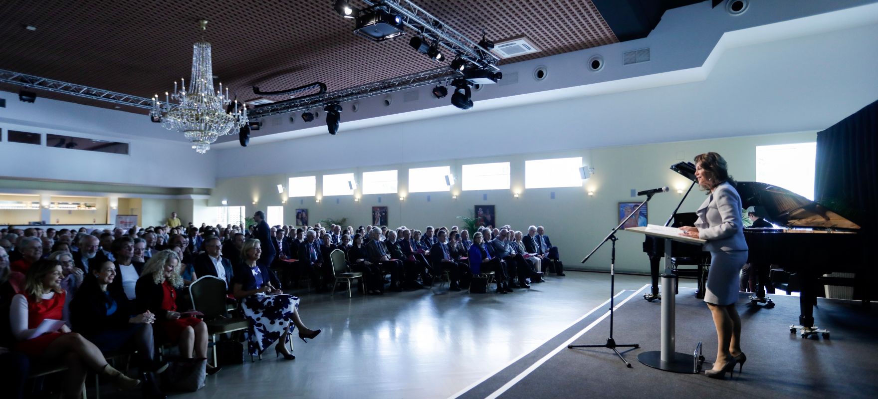 Am 11. Oktober 2019 er&ouml;ffnete Bundeskanzlerin Brigitte Bierlein, selbst ehemalige Sch&uuml;lerin und Absolventin, den Festakt anl&auml;sslich des 150-Jahr-Jubil&auml;ums des Bundesgymnasiums und des Bundesrealgymnasiums Kundmanngasse in Wien. Frauen-, Familien- und Jugendministerin Ines Stilling erinnerte in der anschlie&szlig;enden Festrede an das Gr&uuml;ndungsjahr der Schule im Jahr 1869, in dem der Schulbesuch f&uuml;r M&auml;dchen verpflichtend eingef&uuml;hrt wurde. Am heutigen Internationalen Tag der M&auml;dchenrechte sei es &ndash; zumindest in &Ouml;sterreich &ndash; selbstverst&auml;ndlich, dass M&auml;dchen in die Schule gehen und ihr Recht auf Bildung und Ausbildung selbstbestimmt leben.