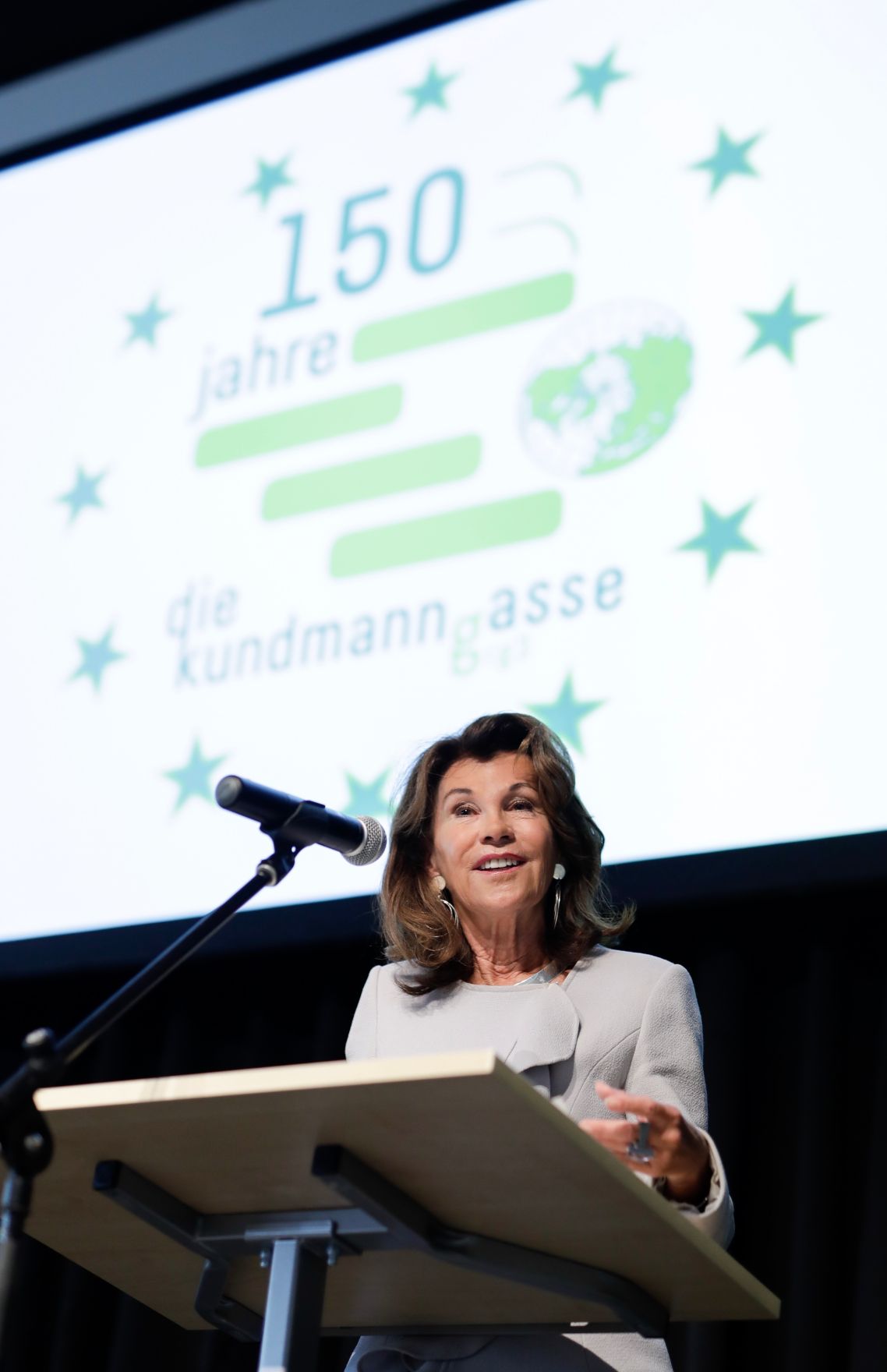 Am 11. Oktober 2019 er&ouml;ffnete Bundeskanzlerin Brigitte Bierlein, selbst ehemalige Sch&uuml;lerin und Absolventin, den Festakt anl&auml;sslich des 150-Jahr-Jubil&auml;ums des Bundesgymnasiums und des Bundesrealgymnasiums Kundmanngasse in Wien. Frauen-, Familien- und Jugendministerin Ines Stilling erinnerte in der anschlie&szlig;enden Festrede an das Gr&uuml;ndungsjahr der Schule im Jahr 1869, in dem der Schulbesuch f&uuml;r M&auml;dchen verpflichtend eingef&uuml;hrt wurde. Am heutigen Internationalen Tag der M&auml;dchenrechte sei es &ndash; zumindest in &Ouml;sterreich &ndash; selbstverst&auml;ndlich, dass M&auml;dchen in die Schule gehen und ihr Recht auf Bildung und Ausbildung selbstbestimmt leben.