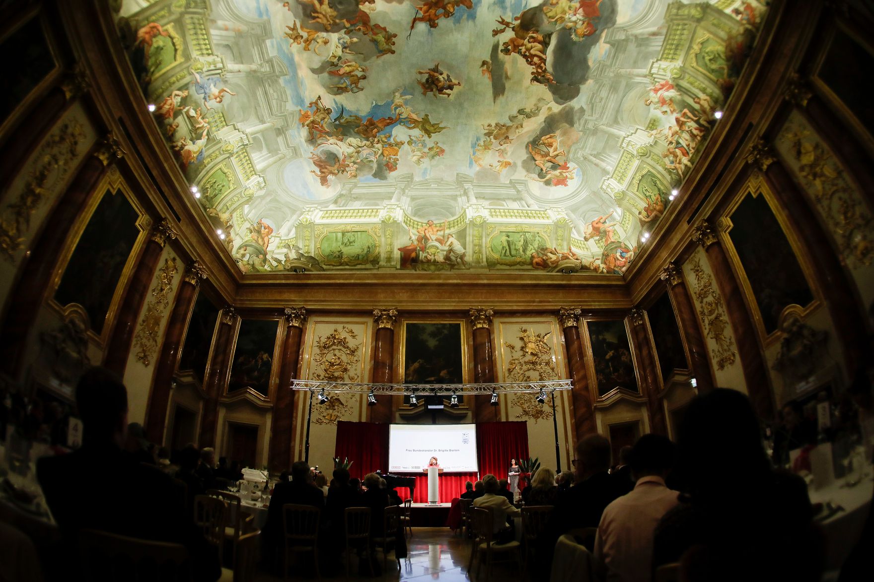 Am 15. Oktober 2019 nahm Bundeskanzlerin Brigitte Bierlein an der Myki Gala teil.