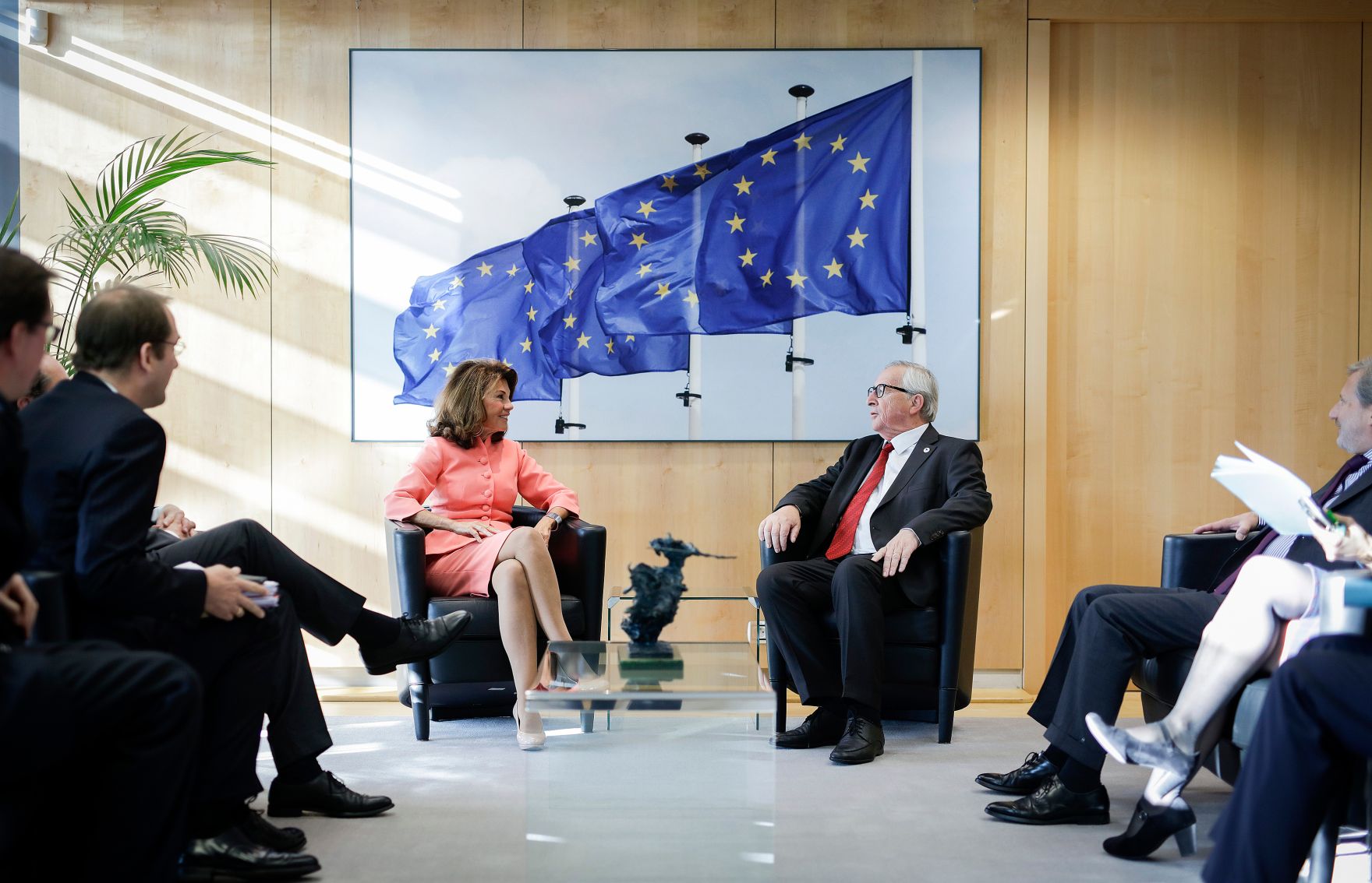 Am 17. Oktober 2019 nahm Bundeskanzlerin Brigitte Bierlein (l.) am Europ&auml;ischen Rat der Staats- und Regierungschefs teil. Im Bild mit dem Pr&auml;sidenten der Europ&auml;ischen Kommission Jean-Claude Juncker (r.).