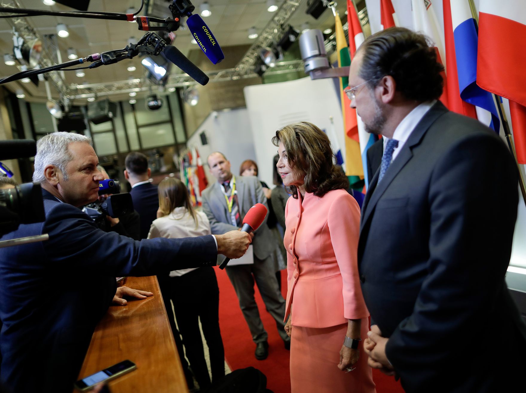 Am 17. Oktober 2019 nahm Bundeskanzlerin Brigitte Bierlein (l.) am Europ&auml;ischen Rat der Staats- und Regierungschefs teil. Im Bild mit Bundesminister Alexander Schallenberg (r.) beim Pressestatement.