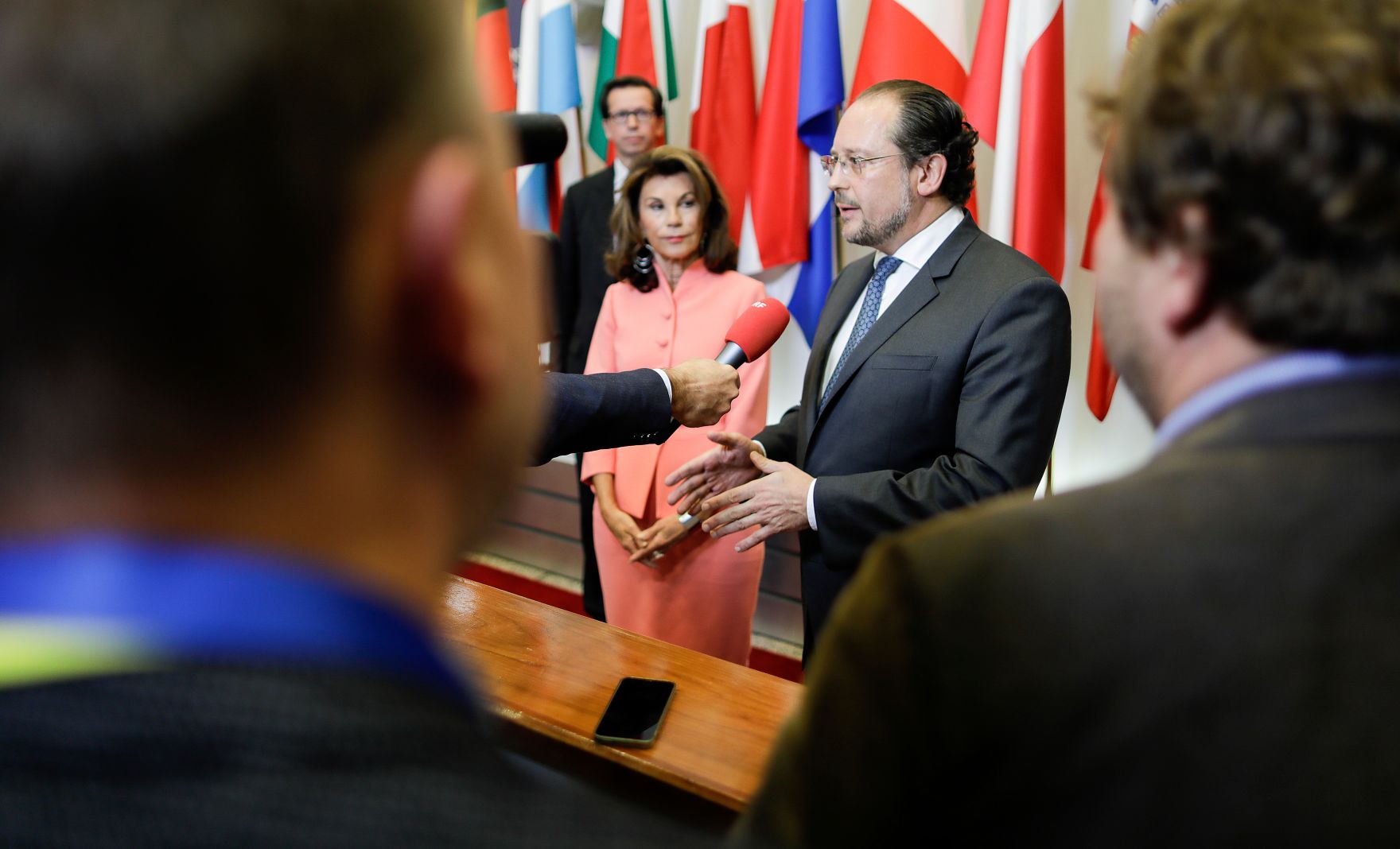 Am 17. Oktober 2019 nahm Bundeskanzlerin Brigitte Bierlein (l.) am Europ&auml;ischen Rat der Staats- und Regierungschefs teil. Im Bild mit Bundesminister Alexander Schallenberg (r.) beim Pressestatement.