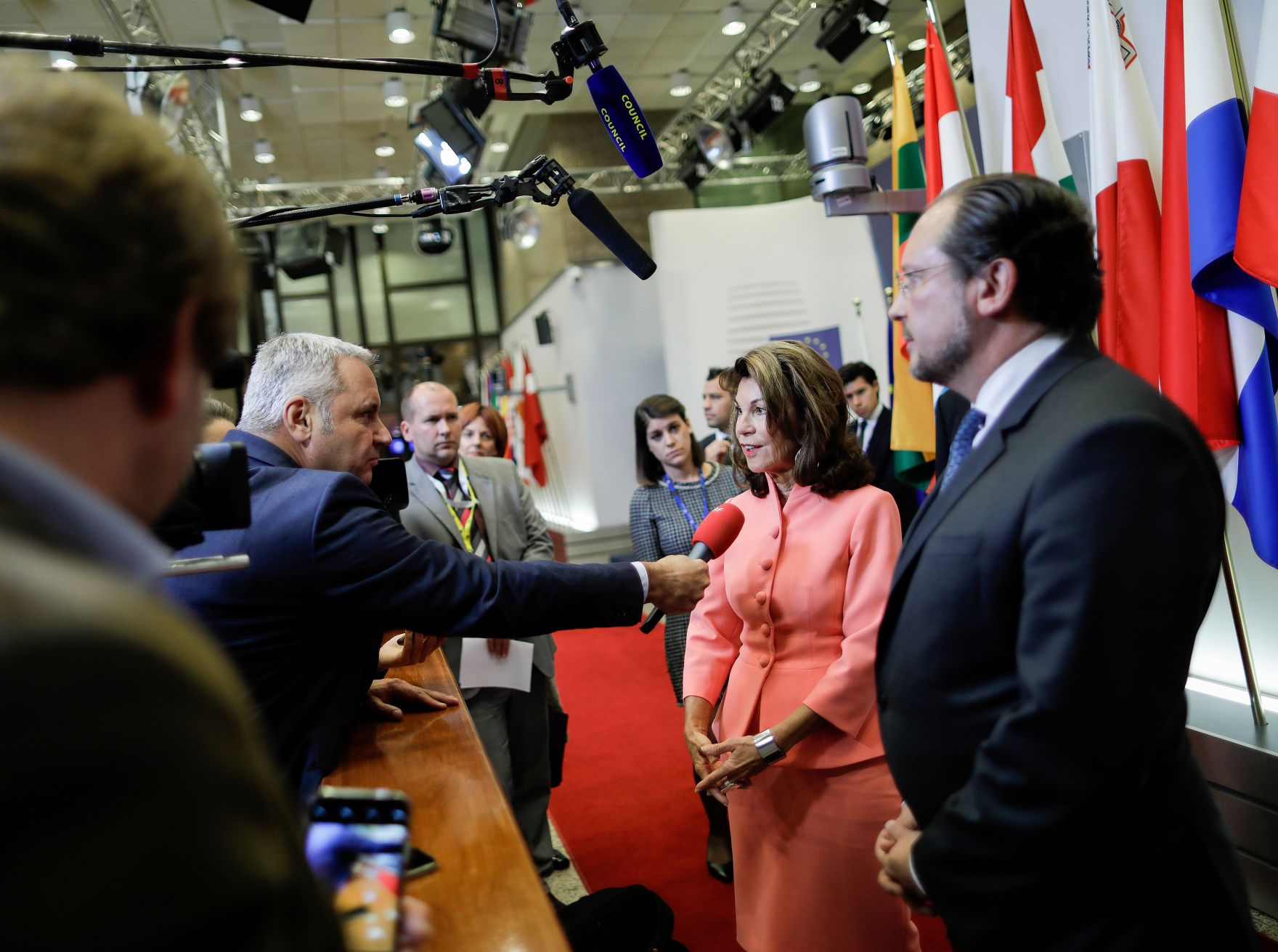 Am 17. Oktober 2019 nahm Bundeskanzlerin Brigitte Bierlein (l.) am Europ&auml;ischen Rat der Staats- und Regierungschefs teil. Im Bild mit Bundesminister Alexander Schallenberg (r.) beim Pressestatement.
