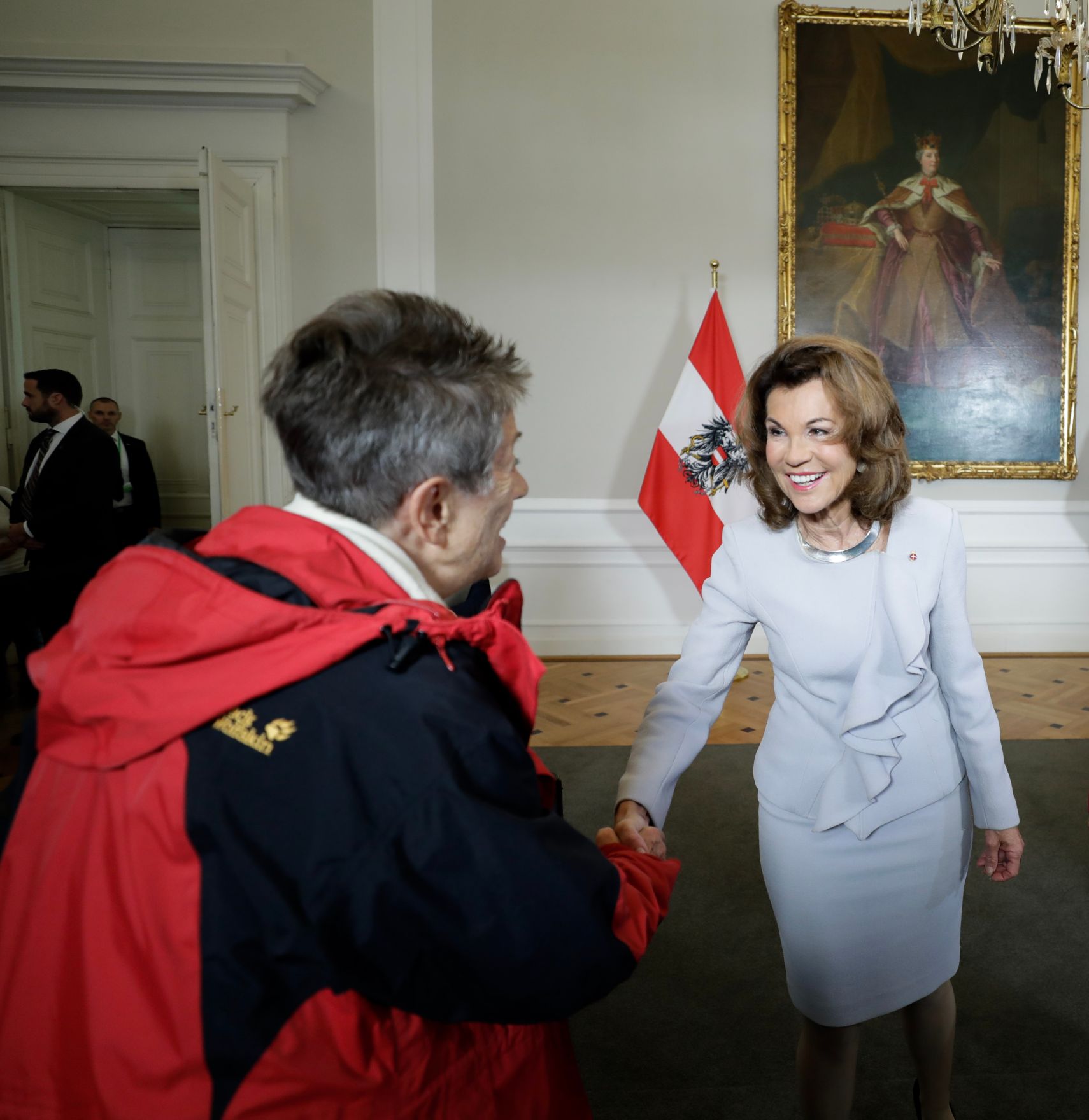 Am 26. Oktober 2019 empfingen Bundeskanzlerin Brigitte Bierlein und Bundesministerin Ines Stilling im Rahmen des Nationalfeiertages Besucherinnen und Besucher im Bundeskanzleramt.