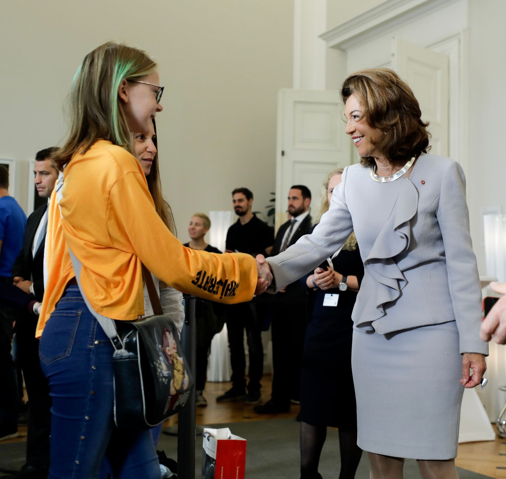 Am 26. Oktober 2019 empfingen Bundeskanzlerin Brigitte Bierlein und Bundesministerin Ines Stilling im Rahmen des Nationalfeiertages Besucherinnen und Besucher im Bundeskanzleramt.