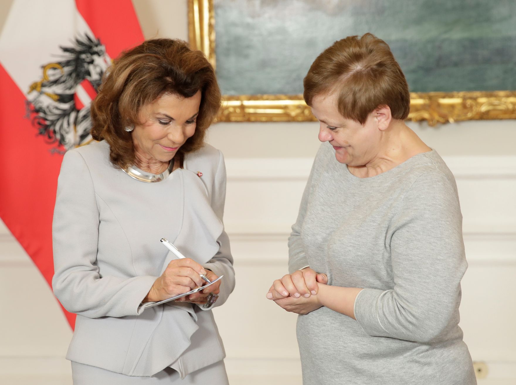 Am 26. Oktober 2019 empfingen Bundeskanzlerin Brigitte Bierlein und Bundesministerin Ines Stilling im Rahmen des Nationalfeiertages Besucherinnen und Besucher im Bundeskanzleramt.