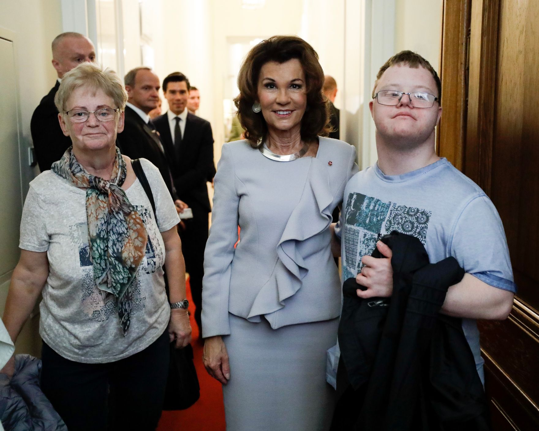 Am 26. Oktober 2019 empfingen Bundeskanzlerin Brigitte Bierlein (im Bild) und Bundesministerin Ines Stilling im Rahmen des Nationalfeiertages Besucherinnen und Besucher im Bundeskanzleramt.