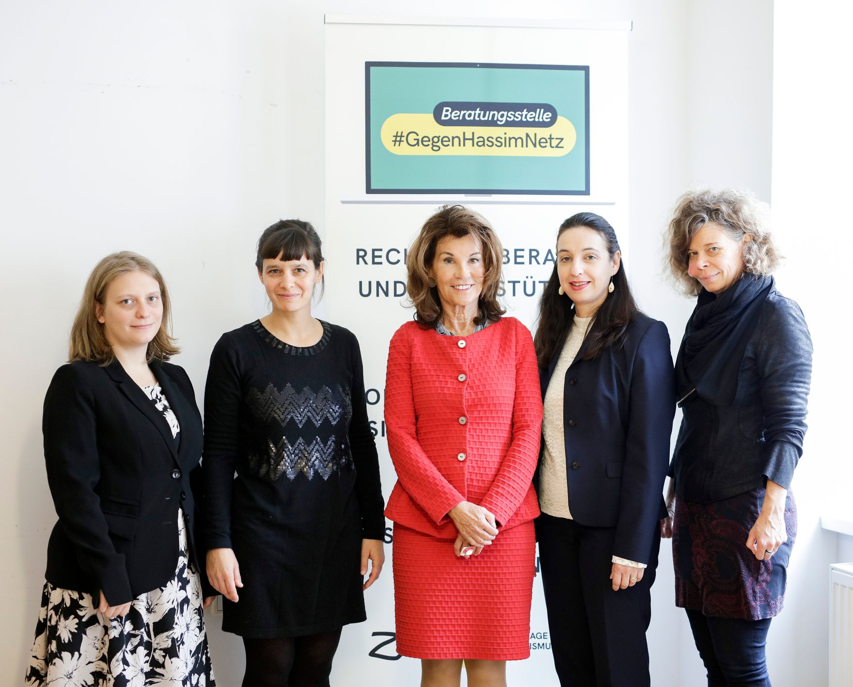 Am 30. November 2019 besuchten Bundeskanzlerin Brigitte Bierlein und Bundesministerin Ines Stilling die Beratungsstelle gegen Hass im Netz (#GegenHassimNetz), die vom Verein ZARA - Zivilcourage und Anti-Rassismus-Arbeit seit zwei Jahren betrieben wird. Im Bild (v.l.n.r.) Obfrau Pia Zhang, Gesch&auml;ftsf&uuml;hrerin Caroline Kerschbaumer, Bundeskanzlerin Brigitte Bierlein, Bundesministerin Ines Stilling und Gesch&auml;ftsf&uuml;hrerin Barbara Liegl