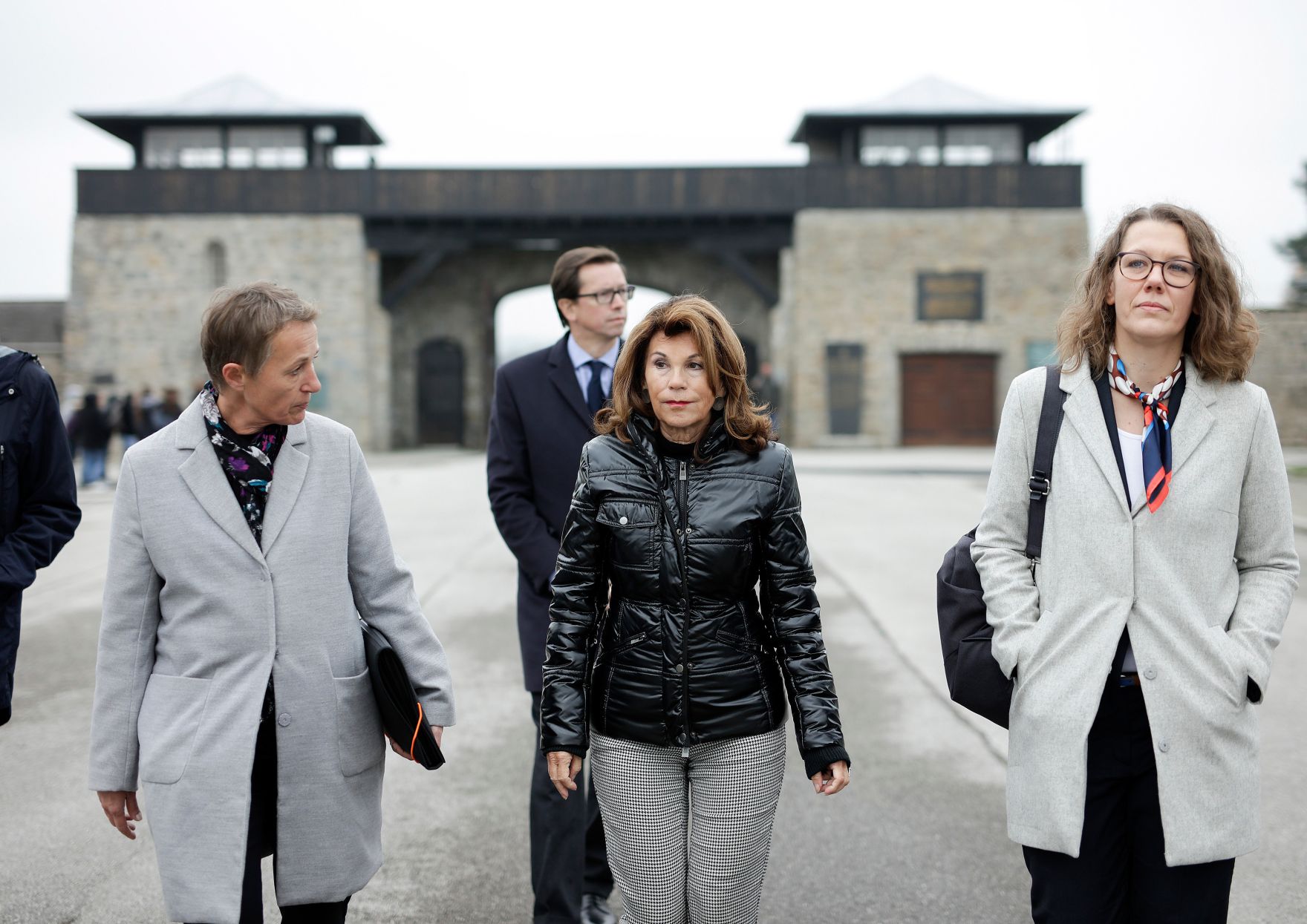 Am 6. November 2019 besuchte Bundeskanzlerin Brigitte Bierlein (m.) gemeinsam mit Bundesministerin Iris Rauskala (r.) die Gedenkst&auml;tte Mauthausen und Schloss Hartheim.