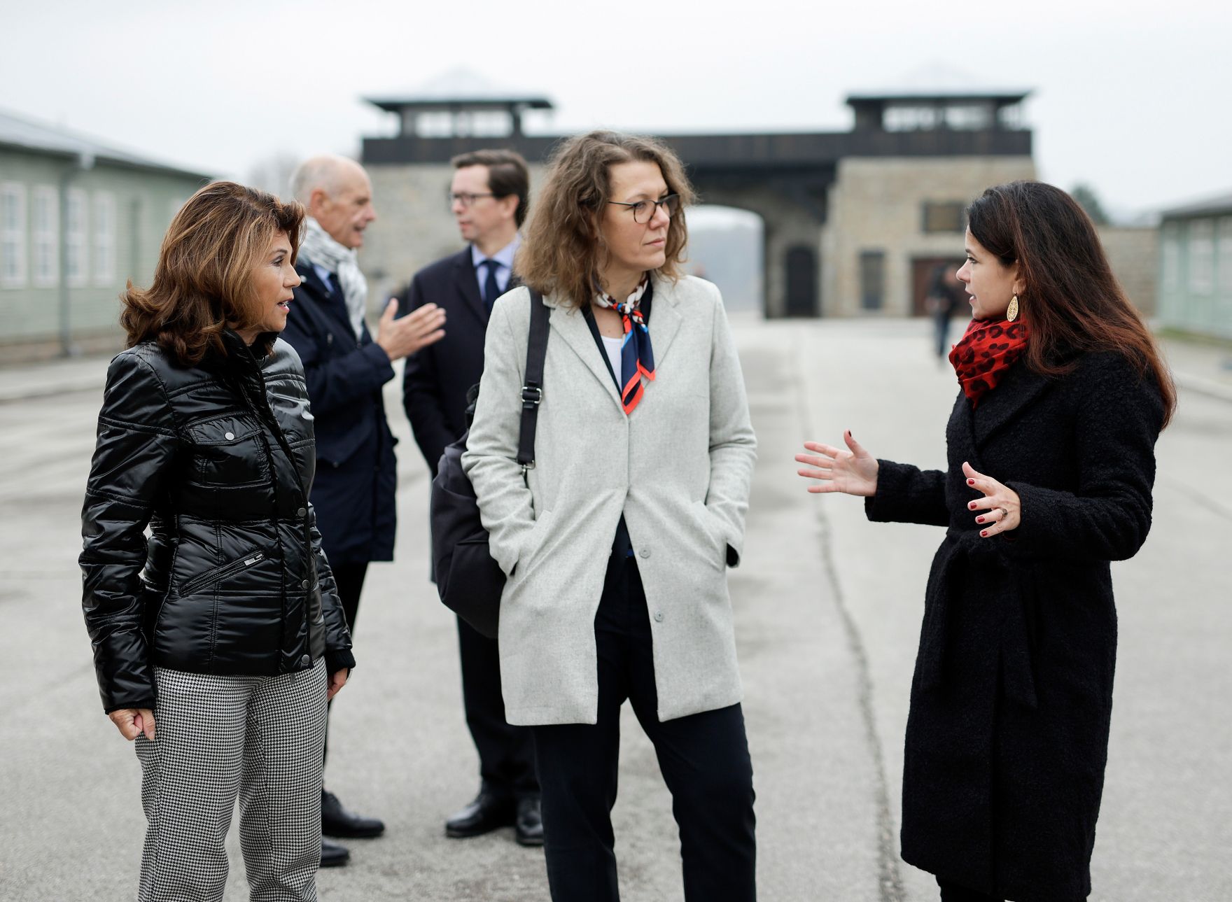 Am 6. November 2019 besuchte Bundeskanzlerin Brigitte Bierlein (l.) gemeinsam mit Bundesministerin Iris Rauskala (m.) die Gedenkst&auml;tte Mauthausen und Schloss Hartheim.