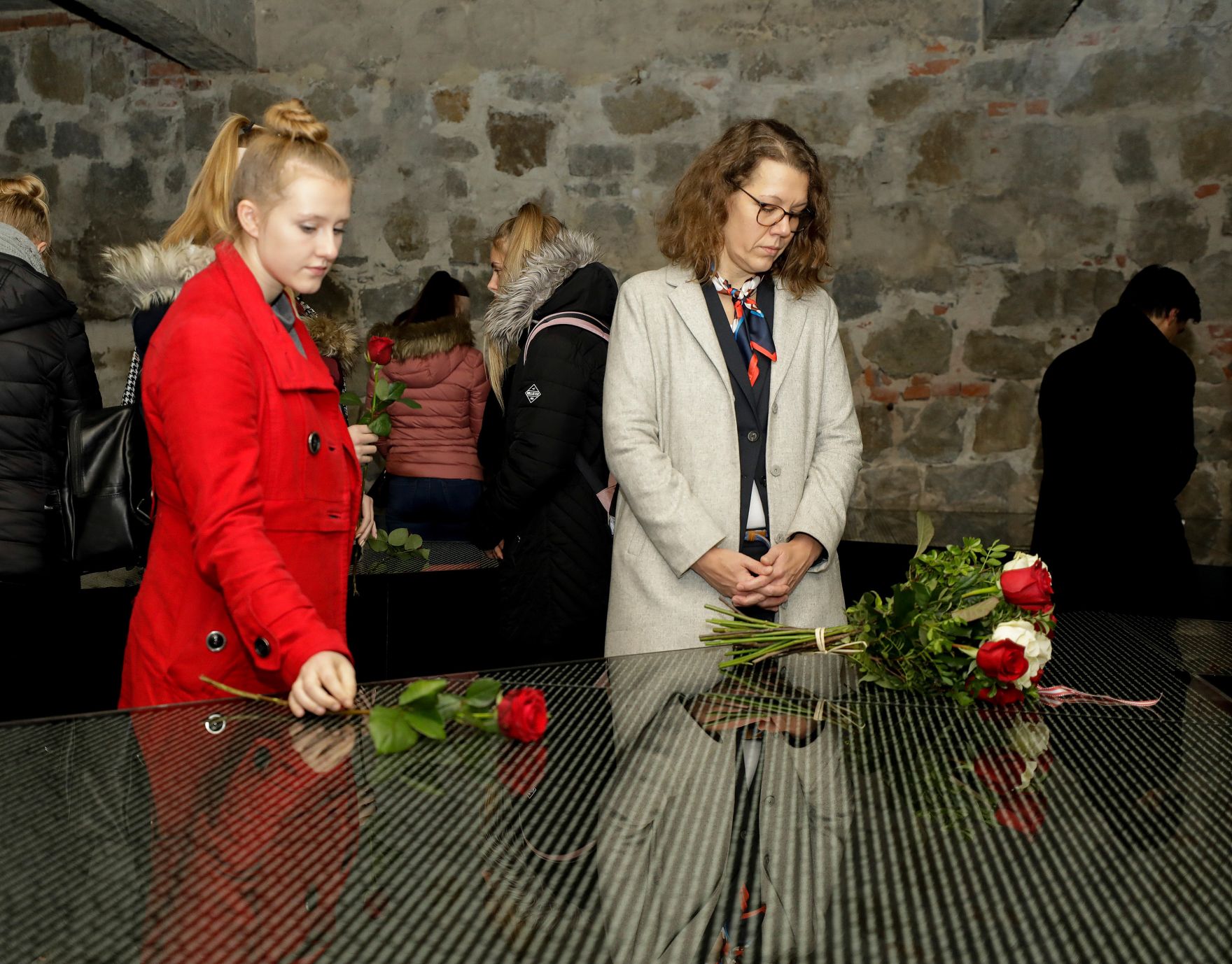 Am 6. November 2019 besuchte Bundeskanzlerin Brigitte Bierlein gemeinsam mit Bundesministerin Iris Rauskala (r.) die Gedenkst&auml;tte Mauthausen und Schloss Hartheim.