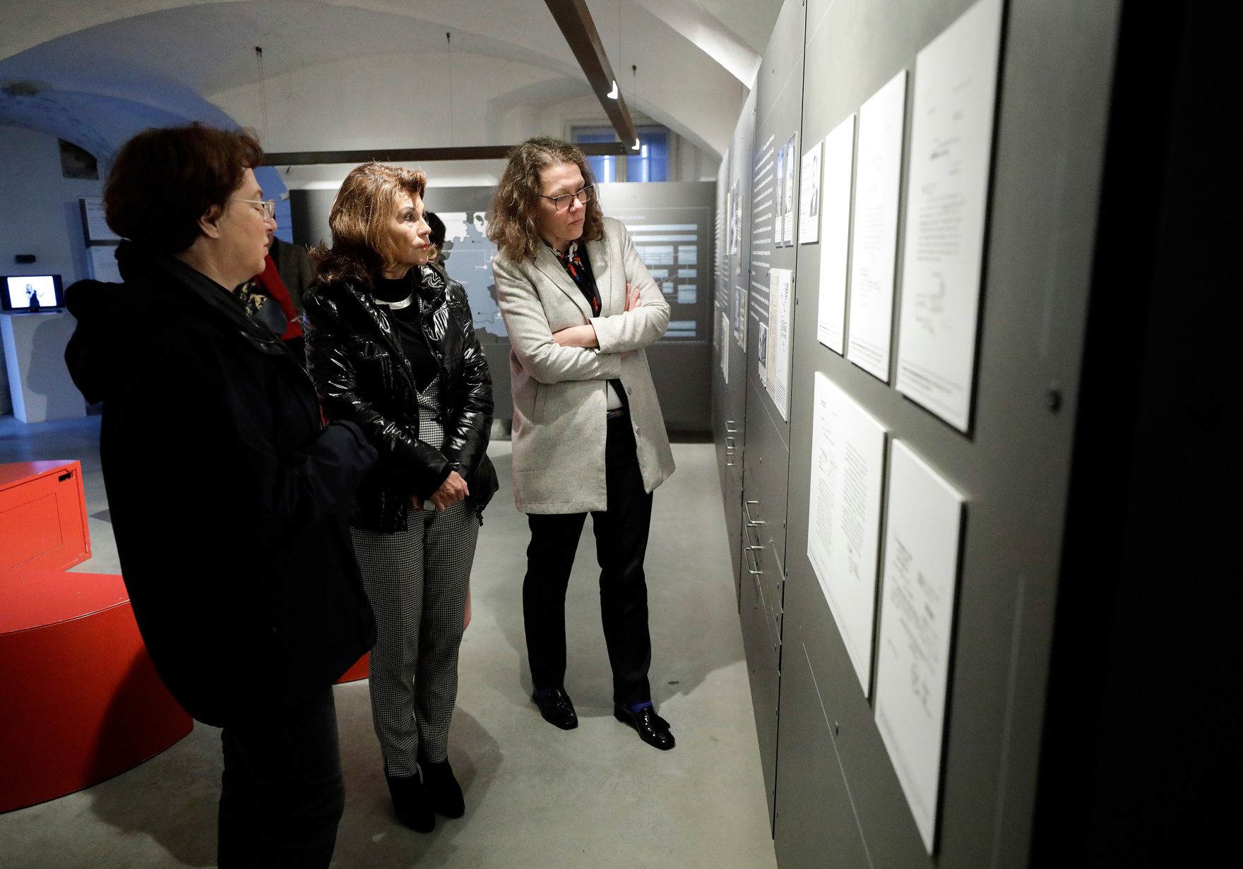 Am 6. November 2019 besuchte Bundeskanzlerin Brigitte Bierlein (m.) gemeinsam mit Bundesministerin Iris Rauskala (r.) die Gedenkst&auml;tte Mauthausen und Schloss Hartheim.