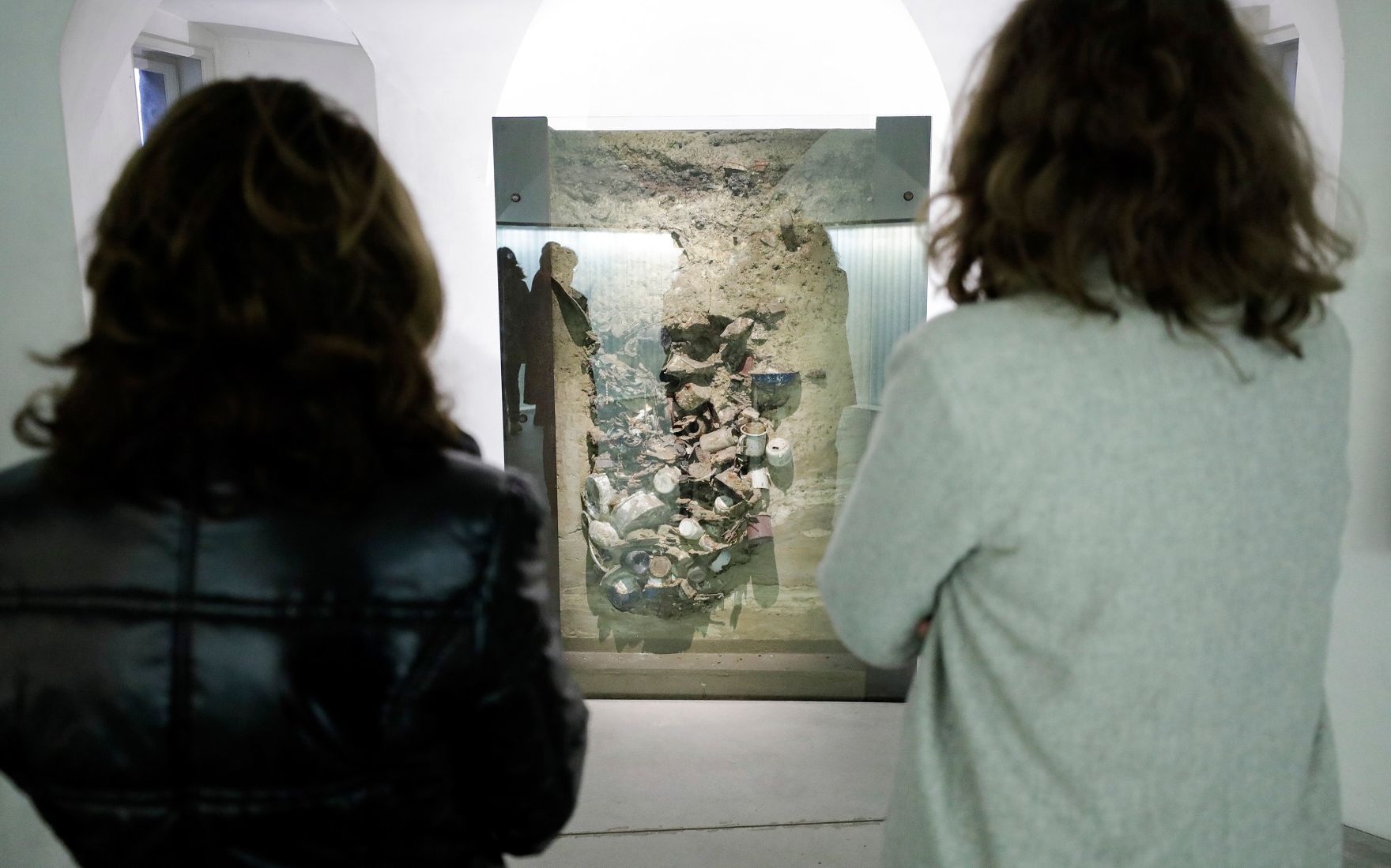 Am 6. November 2019 besuchte Bundeskanzlerin Brigitte Bierlein (l.) gemeinsam mit Bundesministerin Iris Rauskala (r.) die Gedenkst&auml;tte Mauthausen und Schloss Hartheim.