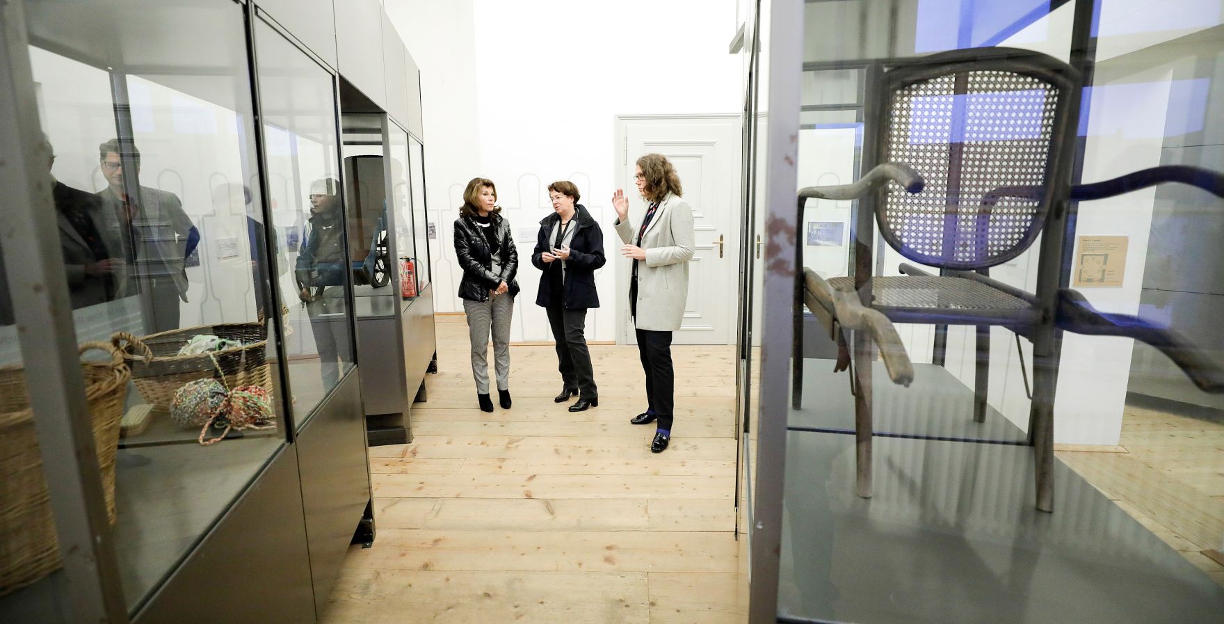 Am 6. November 2019 besuchte Bundeskanzlerin Brigitte Bierlein (l.) gemeinsam mit Bundesministerin Iris Rauskala (r.) die Gedenkst&auml;tte Mauthausen und Schloss Hartheim.