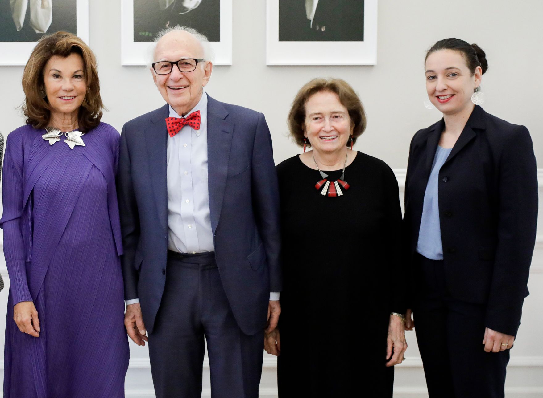 Am 6. November 2019 empfing Bundeskanzlerin Brigitte Bierlein (l.) Eric Kandel (m.l.) anl&auml;sslich seines 90. Geburtstages. Im Bild mit Bundesministerin Ines Stilling (r.) und Denise Kandel (m.r.).