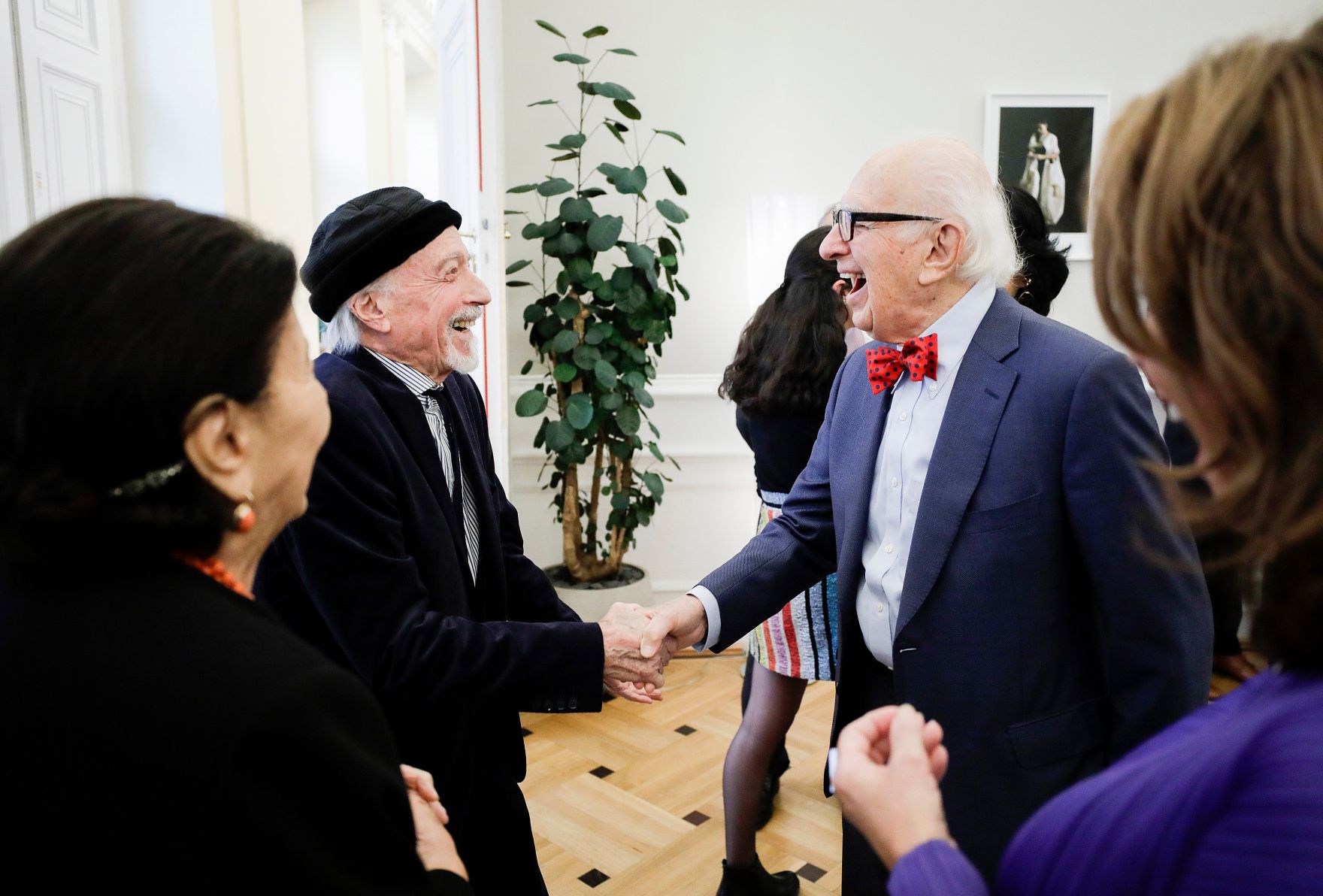 Am 6. November 2019 empfing Bundeskanzlerin Brigitte Bierlein Eric Kandel (r.) anl&auml;sslich seines 90. Geburtstages. Im Bild mit Arik Brauer (l.).