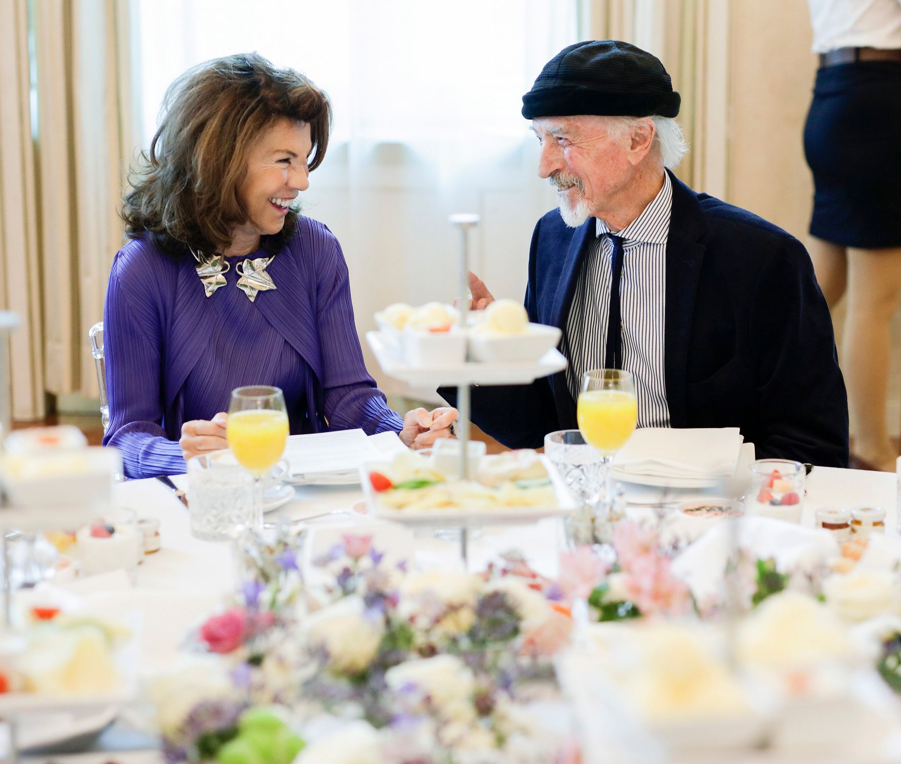 Am 6. November 2019 empfing Bundeskanzlerin Brigitte Bierlein (l.) Eric Kandel anl&auml;sslich seines 90. Geburtstages. Im Bild mit Arik Brauer (r.).
