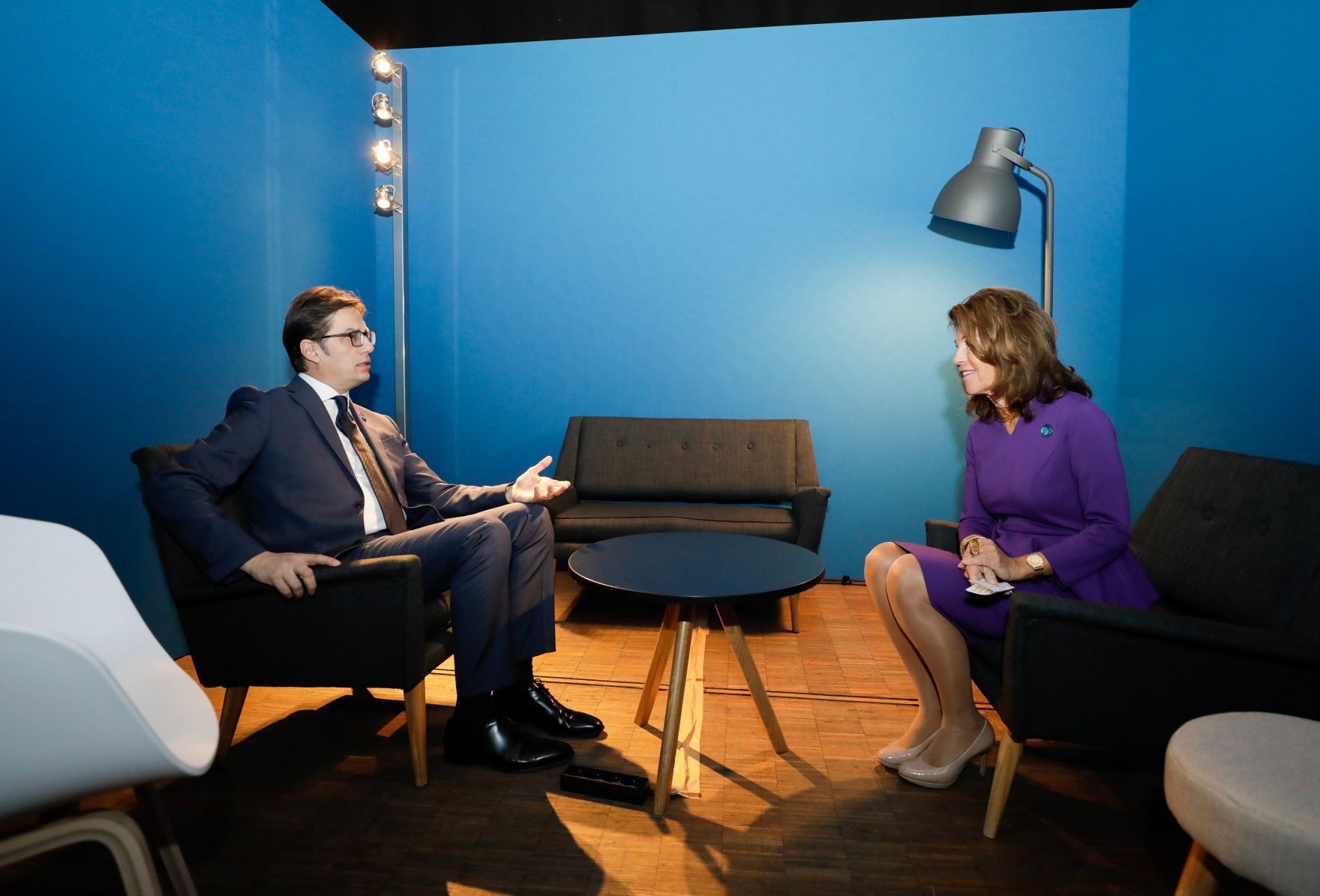Am 12. November 2019 nahm Bundeskanzlerin Brigitte Bierlein (r.) am Pariser Friedenforum teil. Im Bild mit dem Pr&auml;sidenten der Republik Nordmazedonien Stevo Pendarovski (l.).