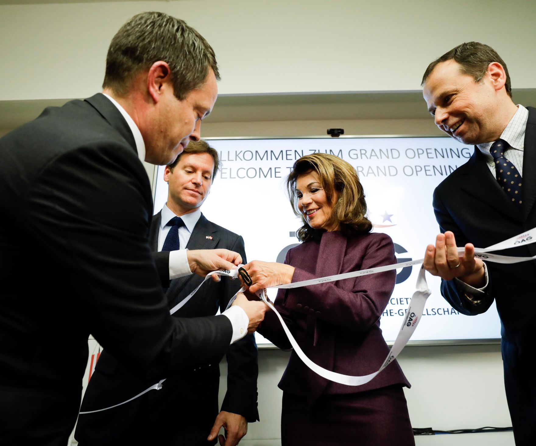 Am 19. November 2019 nahm Bundeskanzlerin Brigitte Bierlein (m.r.) am Grand Opening der &Ouml;sterreichisch-Amerikanischen-Gesellschaft teil. Im Bild mit dem &Ouml;&Auml;G-Generalsekret&auml;r Rainer Newald (l.), dem amerikanischen Botschafter Trevor Traina (m.l.) und dem &Ouml;AG-Pr&auml;sident Philipp Bodzenta (r.).