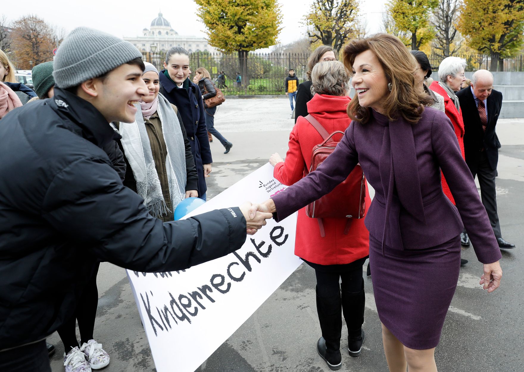 Am 20. November 2019 fand anl&auml;sslich des heutigen Internationalen Tages der Kinderrechte eine symbolische Torten&uuml;bergabe mit Forderungen zum 30-j&auml;hrigen-Jubil&auml;um der UNO-Kinderrechte-Konvention an die Bundeskanzlerin und den Mitgliedern der Bundesregierung durch die Bundesjugendvertretung und das Netzwerk Kinderrechte &Ouml;sterreich statt. Im Bild Bundeskanzlerin Brigitte Bierlein (r.)