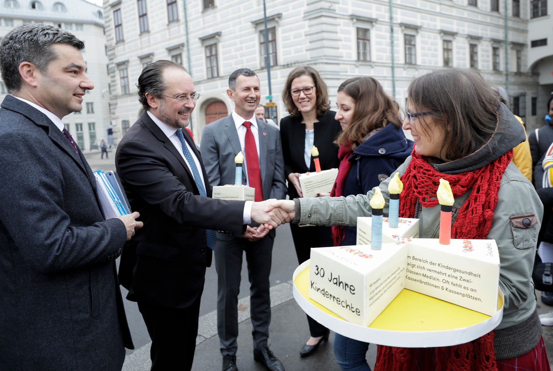Am 20. November 2019 fand anl&auml;sslich des heutigen Internationalen Tages der Kinderrechte eine symbolische Torten&uuml;bergabe mit Forderungen zum 30-j&auml;hrigen-Jubil&auml;um der UNO-Kinderrechte-Konvention an die Bundeskanzlerin und den Mitgliedern der Bundesregierung durch die Bundesjugendvertretung und das Netzwerk Kinderrechte &Ouml;sterreich statt. Im Bild (v.l.n.r.) Bundesminister Wolfgang Peschorn, Bundesminister Alexander Schallenberg, Bundesminister Thomas Starlinger und Bundesministerin Iris Rauskala.