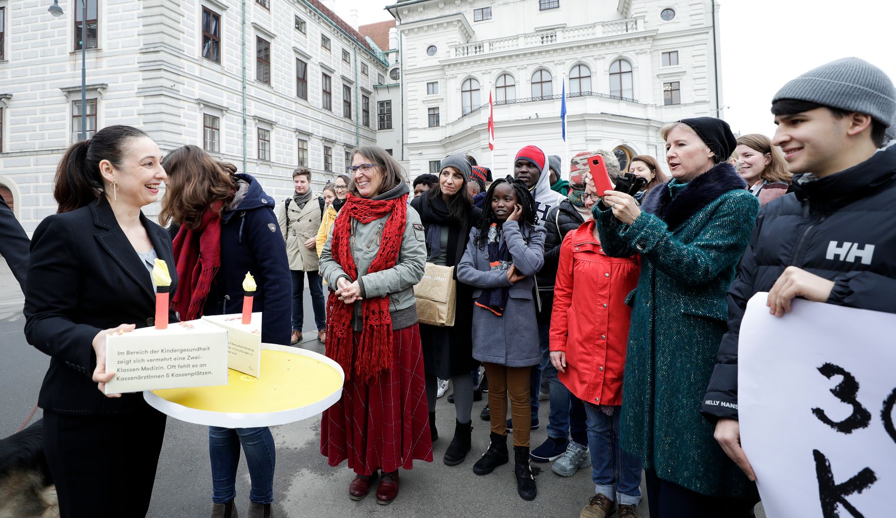 Am 20. November 2019 fand anl&auml;sslich des heutigen Internationalen Tages der Kinderrechte eine symbolische Torten&uuml;bergabe mit Forderungen zum 30-j&auml;hrigen-Jubil&auml;um der UNO-Kinderrechte-Konvention an die Bundeskanzlerin und den Mitgliedern der Bundesregierung durch die Bundesjugendvertretung und das Netzwerk Kinderrechte &Ouml;sterreich statt. Im Bild Bundesminister Ines Stilling (l.).