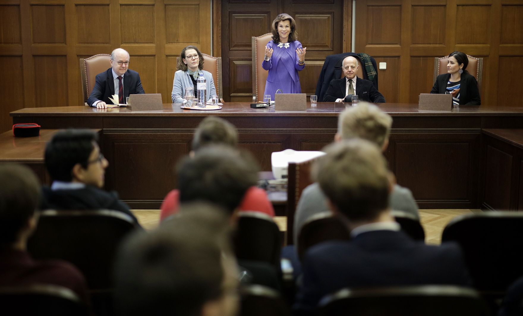 Am 26. November 2019 diskutierte Bundeskanzlerin Brigitte Bierlein (m.) gemeinsam mit Bundesminister Clemens Jabloner (m.r.) und Bundesministerin Iris Rauskala (m.l.) mit Sch&uuml;lern zum Thema Justiz macht Schule im Justizpalast.