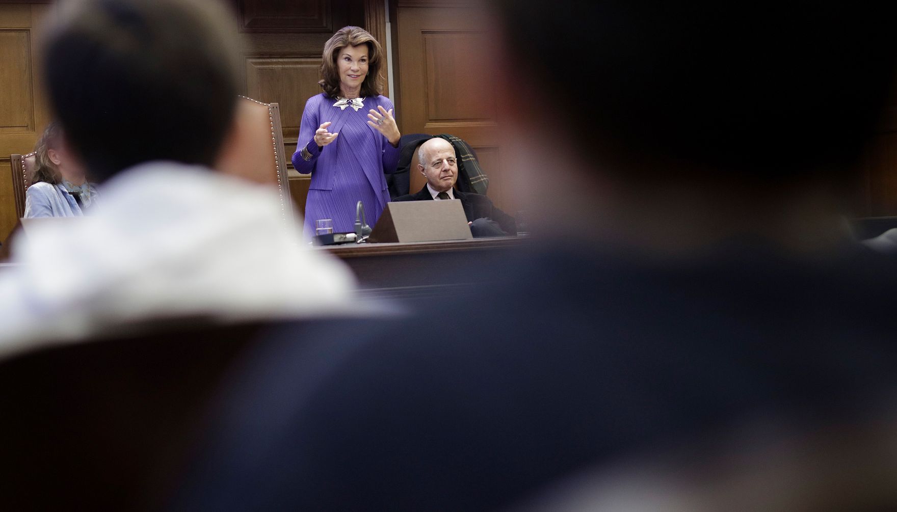 Am 26. November 2019 diskutierte Bundeskanzlerin Brigitte Bierlein (m.) gemeinsam mit Bundesminister Clemens Jabloner und Bundesministerin Iris Rauskala mit Sch&uuml;lern zum Thema Justiz macht Schule im Justizpalast.