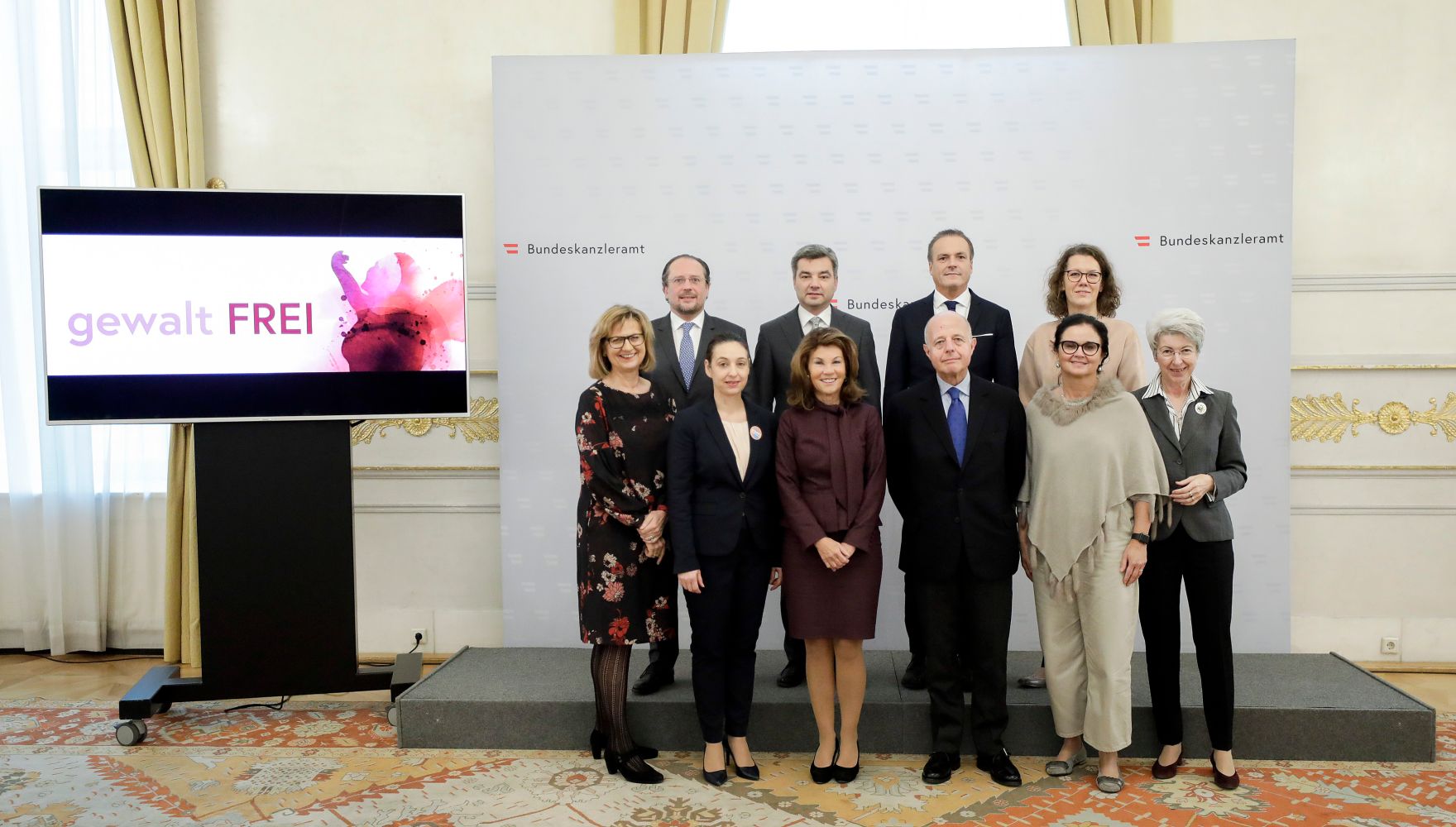 Bundeskanzlerin Brigitte Bierlein und die Mitglieder der Bundesregierung setzen im Ministerrat am 27.11.2019 ein wichtiges Zeichen zur St&auml;rkung des Opferschutzes und der Gewaltpr&auml;vention.