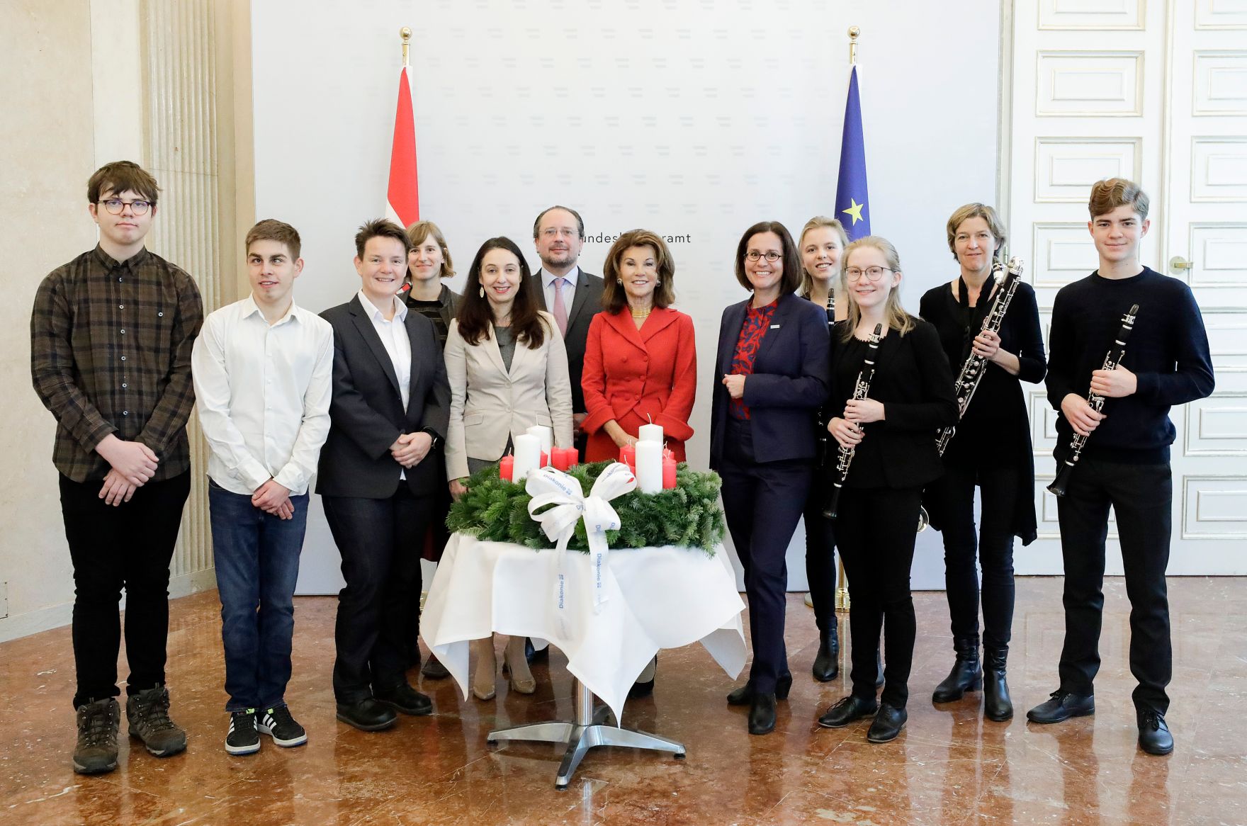 Am 28. November 2019 wurde Bundeskanzlerin Brigitte Bierlein, Bundesministerin Ines Stilling und Bundesminister Alexander Schallenberg von der Diakonie &Ouml;sterreich ein Adventkranz &uuml;berreicht.