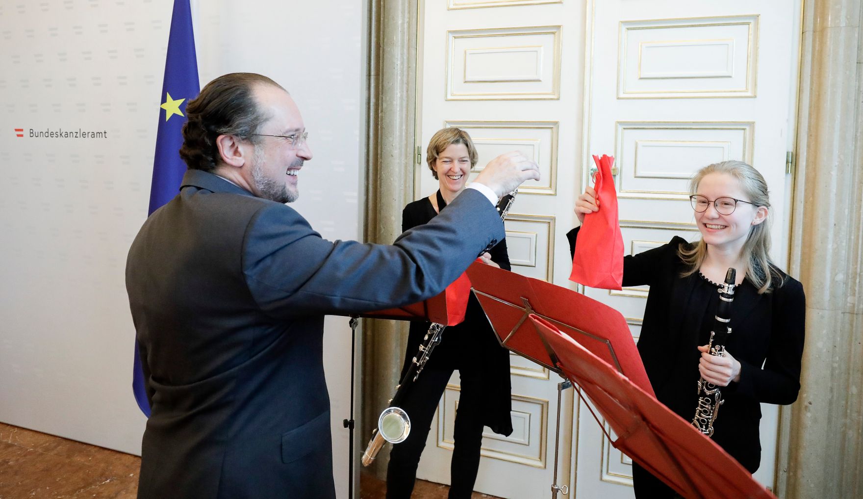 Am 28. November 2019 wurde Bundeskanzlerin Brigitte Bierlein, Bundesministerin Ines Stilling und Bundesminister Alexander Schallenberg von der Diakonie &Ouml;sterreich ein Adventkranz &uuml;berreicht.