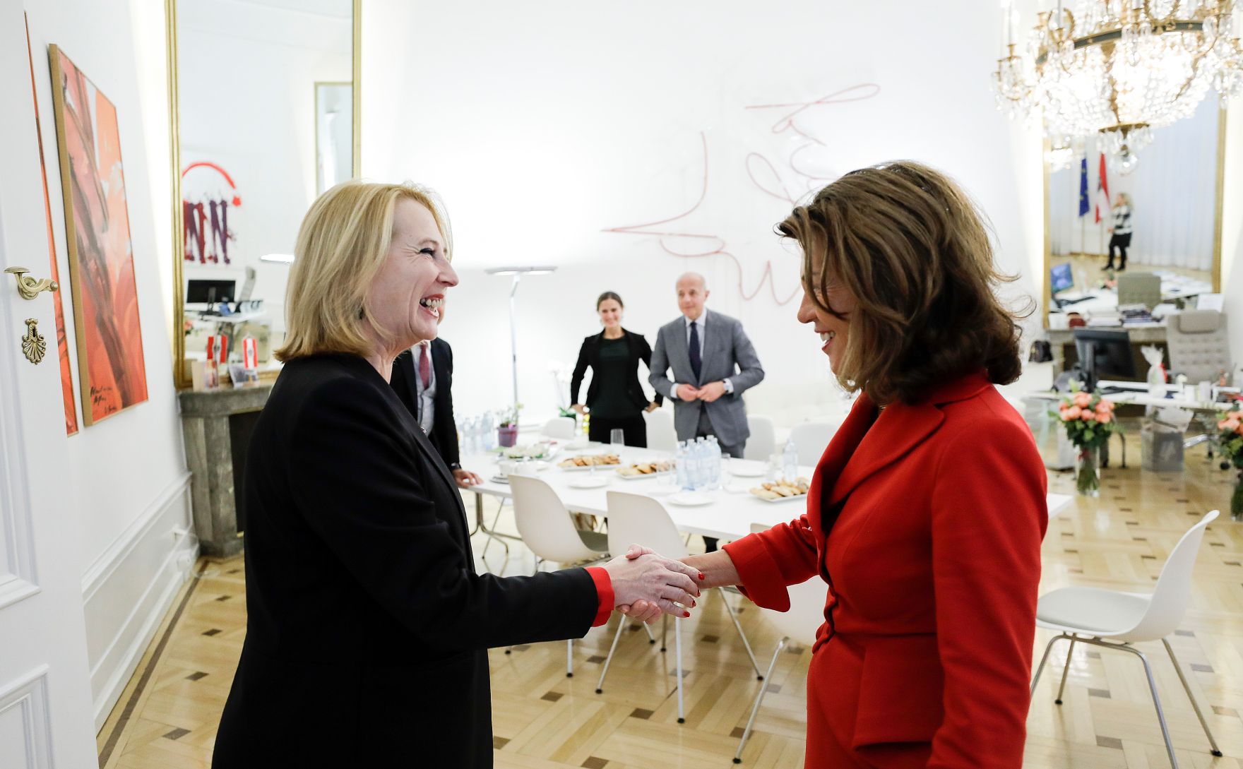 Am 28. November 2019 empfing Bundeskanzlerin Brigitte Bierlein (r.) gemeinsam mit Bundesminister Clemens Jabloner das Pr&auml;sidium des Nationalrates. Im Bild mit der Zweiten Pr&auml;sidentin Doris Bures (l.)