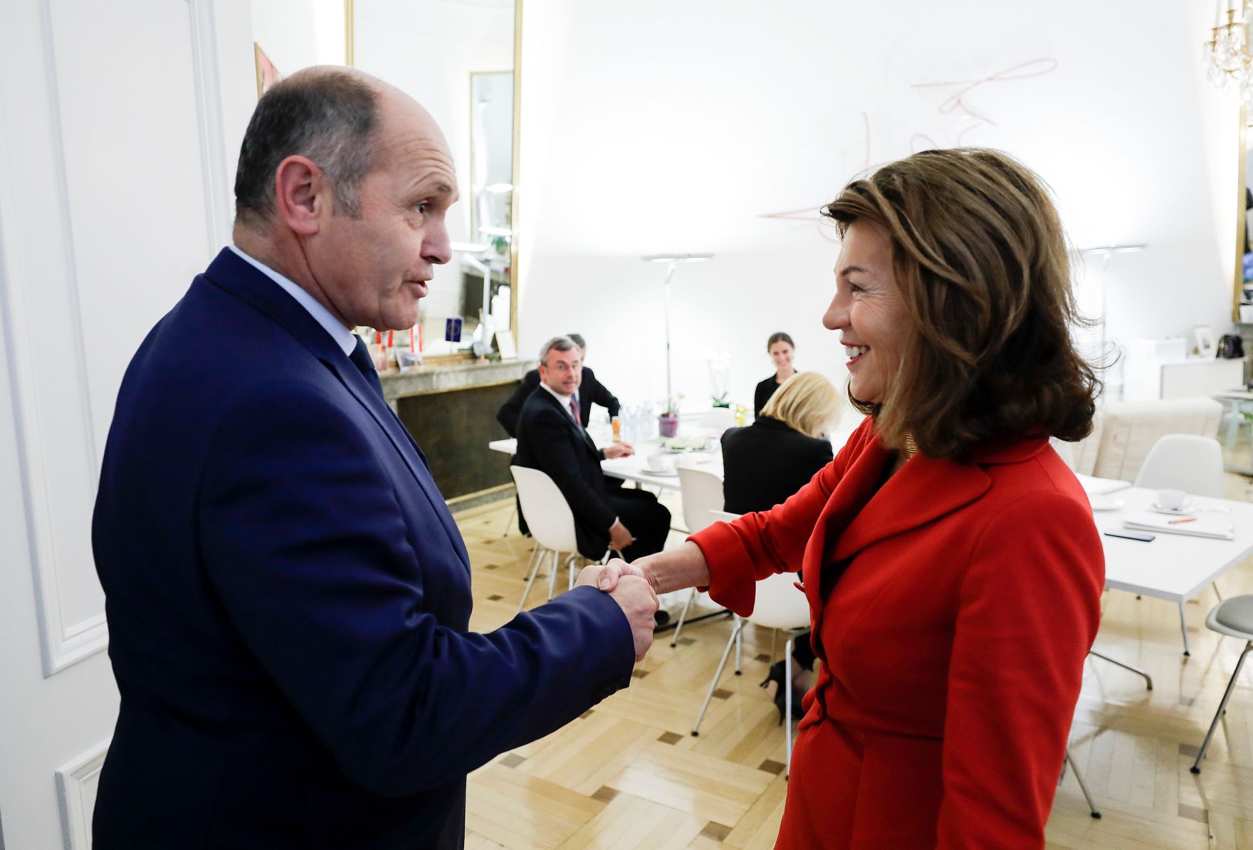 Am 28. November 2019 empfing Bundeskanzlerin Brigitte Bierlein (r.) gemeinsam mit Bundesminister Clemens Jabloner das Pr&auml;sidium des Nationalrates. Im Bild mit dem Pr&auml;sidenten Wolfgang Sobotka (l.).