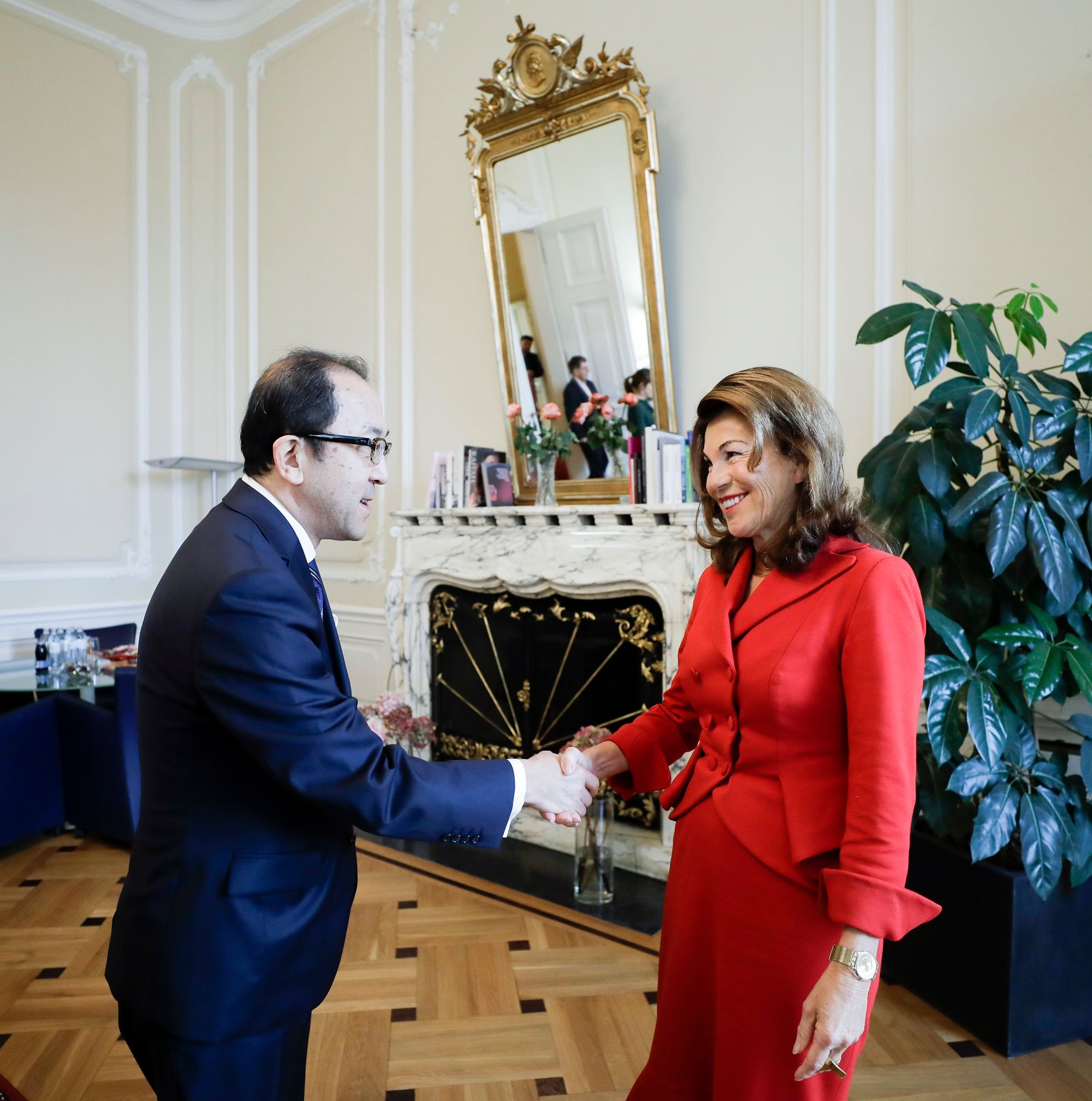 Am 3. Dezember 2019 empfing Bundeskanzlerin Brigitte Bierlein (r.) den japanischen Botschafter Kiyoshi Koinuma (l.) zu einem Gespr&auml;ch im Bundeskanzleramt.