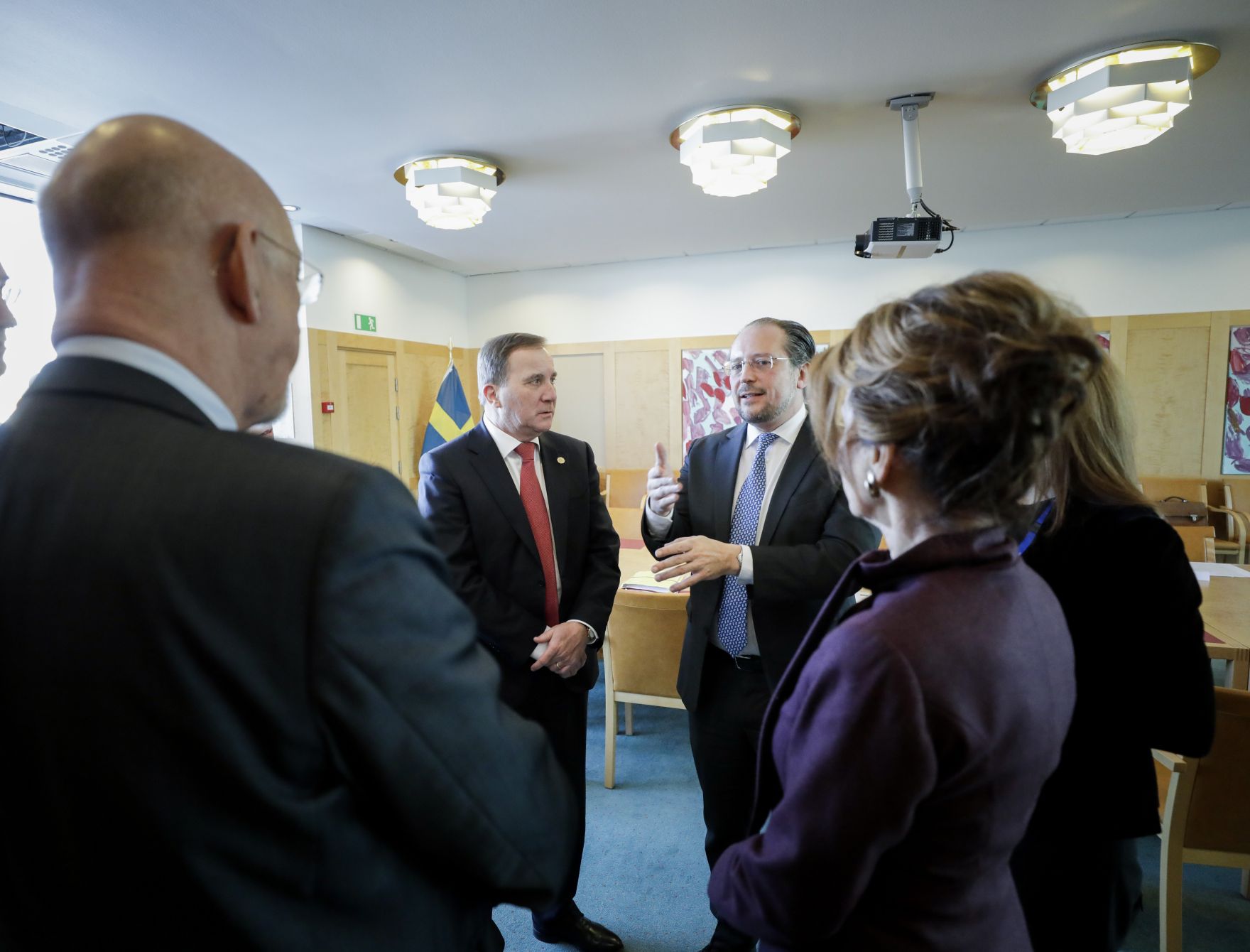 Am 11. Dezember 2019 nahm Bundeskanzlerin Brigitte Bierlein (r.) am Europ&auml;ischen Rat der Staats- und Regierungschefs teil. Im Bild beim Treffen zum mehrj&auml;hrige Finanzrahmen mit Stefan L&ouml;fven (m.l.), Premierminister Schweden, Mark Rutte, Premierministerin Niederlande und Mette Frederiksen, Premierministerin D&auml;nemark. Im Bild mit Bundesminister Alexander Schallenberg (m.r.).