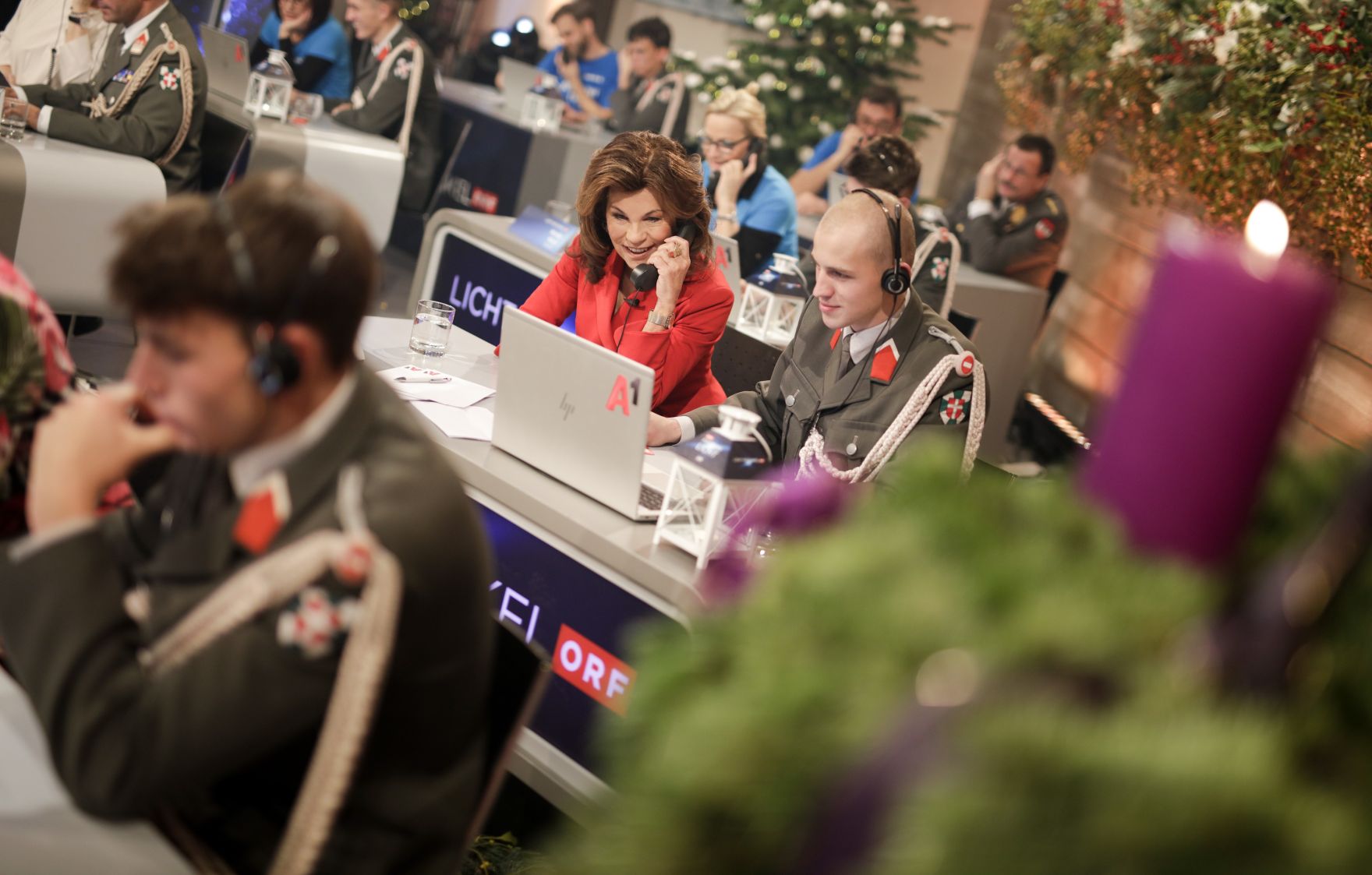 Am 24. Dezember 2019 nahm Bundeskanzlerin Brigitte Bierlein (m.) an der Licht ins Dunkel Spendenaktion im ORF Zentrum Wien teil.