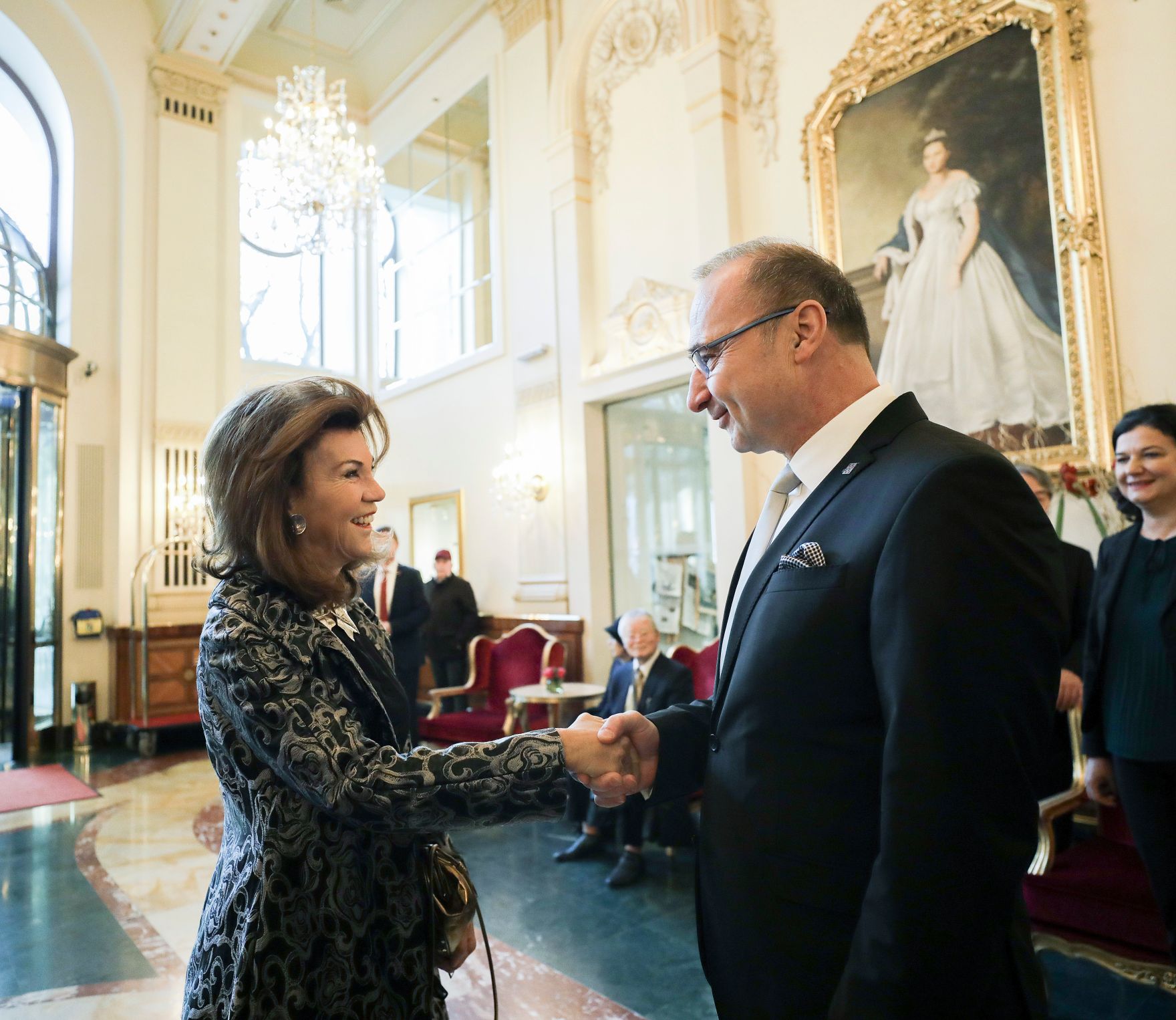 Am 1. J&auml;nner 2020 besuchte Bundeskanzlerin Brigitte Bierlein (l.) und Bundesminister Alexander Schallenberg das Neujahrskonzert. Im Bild mit dem kroatischen Minister Gordan Grlić Radman (r.).