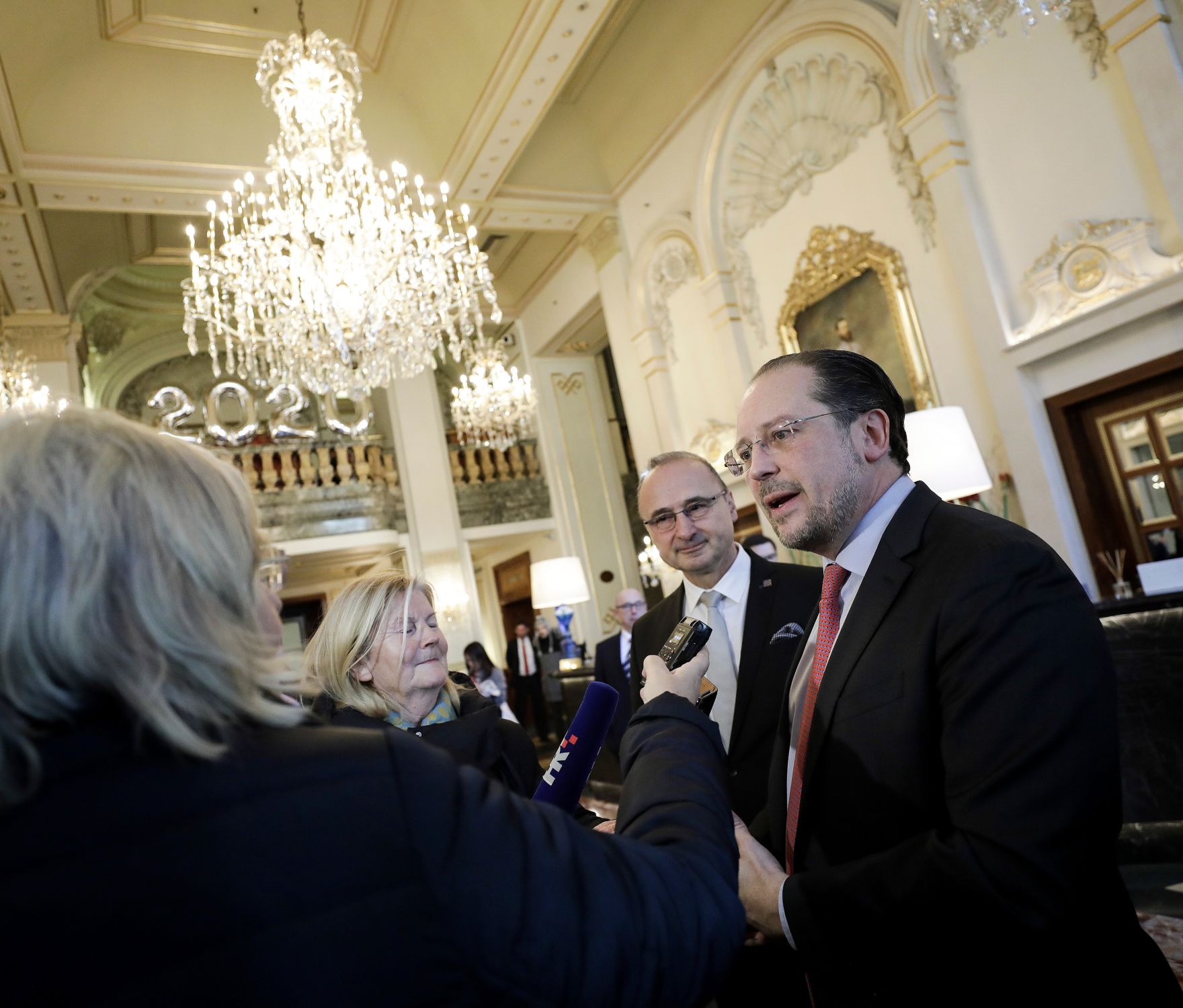 Am 1. J&auml;nner 2020 besuchte Bundeskanzlerin Brigitte Bierlein und Bundesminister Alexander Schallenberg (r.) das Neujahrskonzert. Im Bild mit dem kroatischen Minister Gordan Grlić Radman (l.).